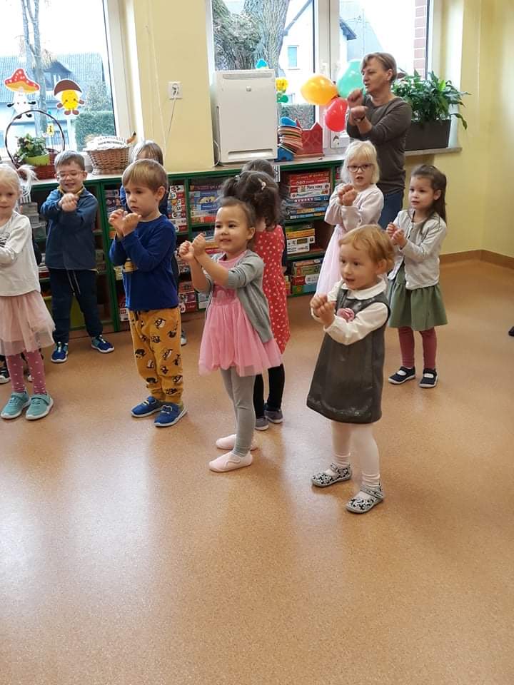 Andrzejki dzieci tańczą