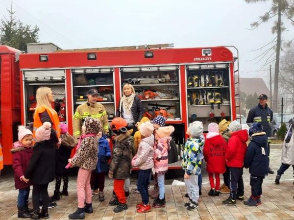 strażacy z dziećmi na próbnej ewakuacji