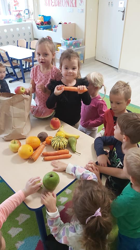 Biedronki oglądają owoce i warzywa