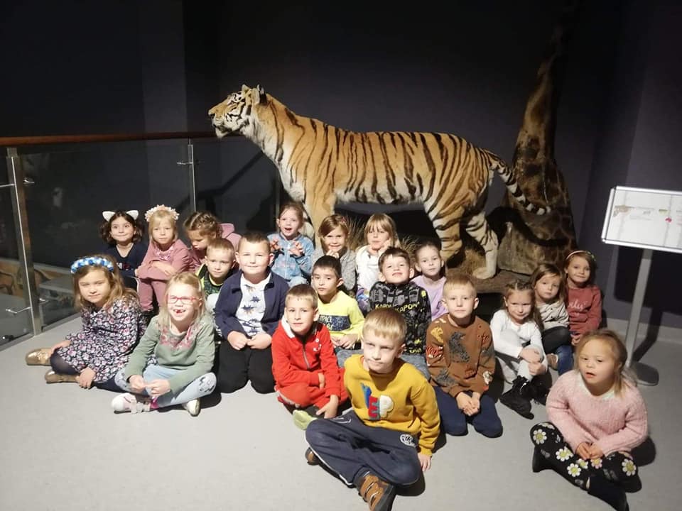Dzieci mają zdjęcie z tygrysem