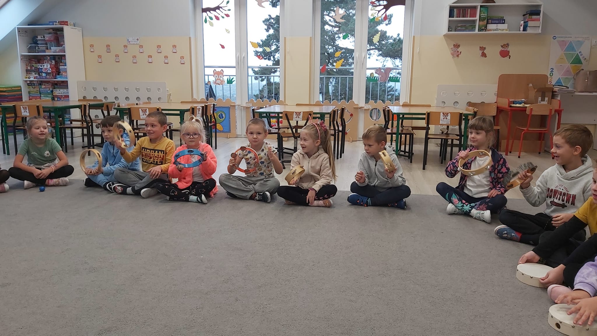 Dzieci w przedszkolu grają na instrumentach