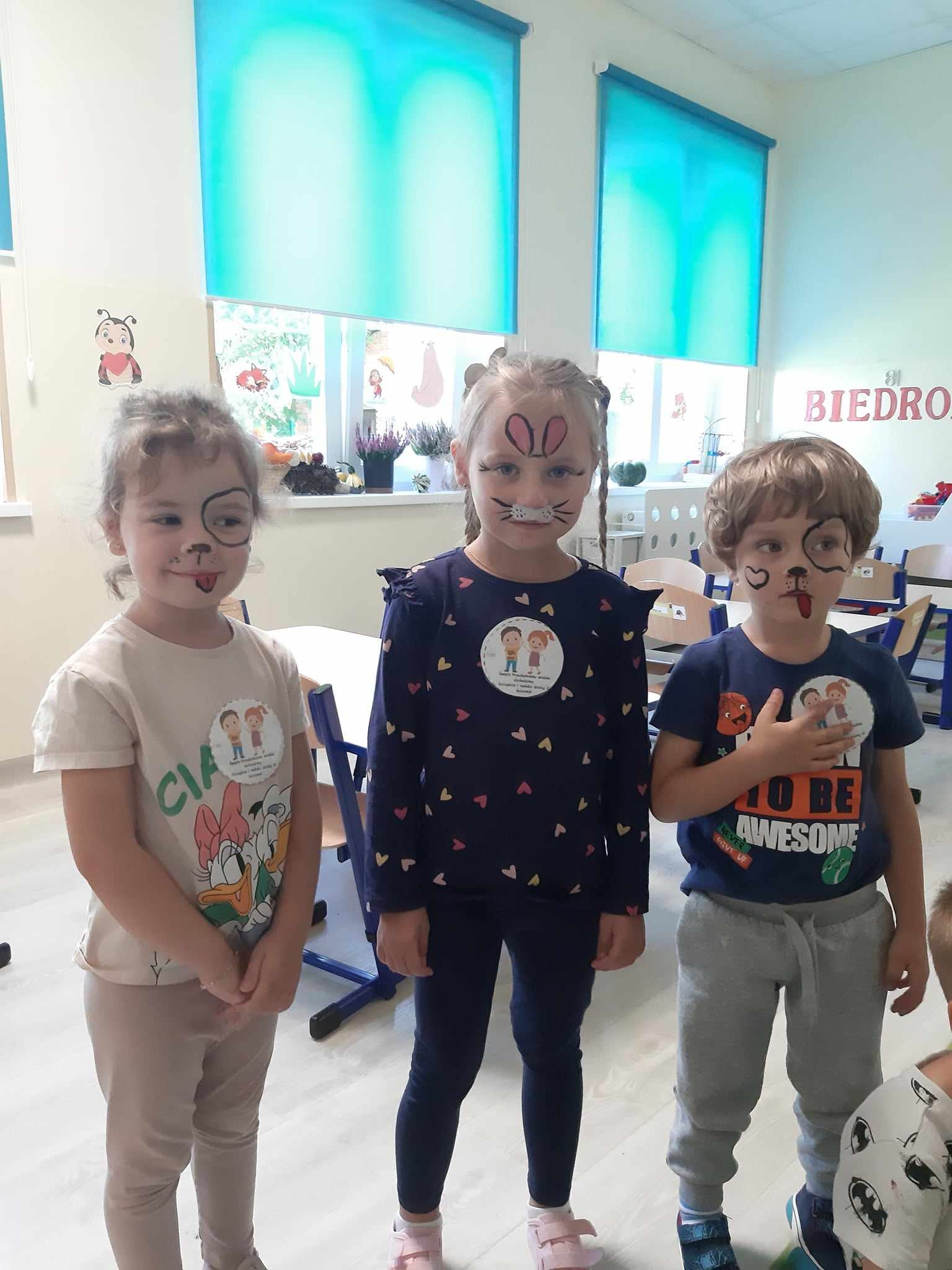 Dzieci z Biedronek z pomalowanymi buziami