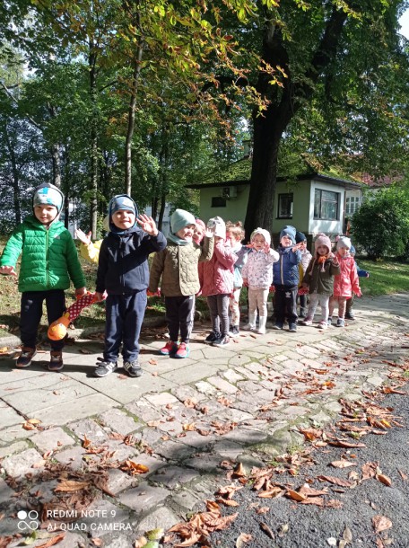 Dzieci z biedronek na spacerze jesiennym