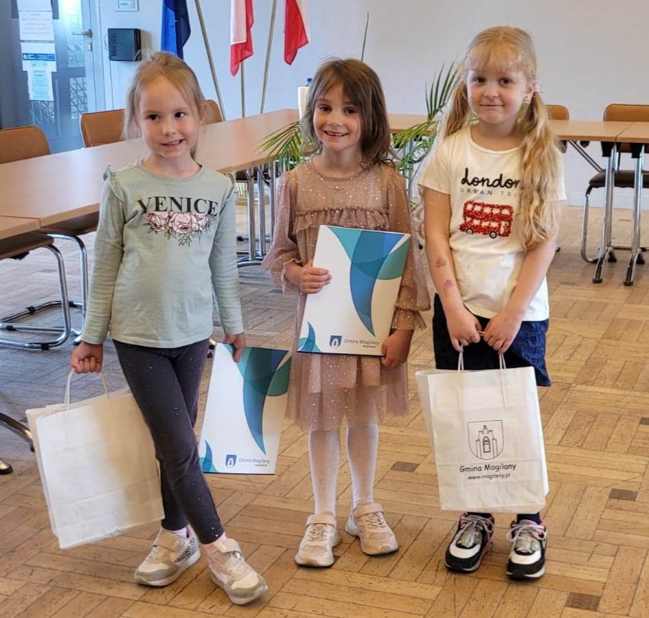 Dziewczynki Maja Kaja i Justynka laureatki konkursu