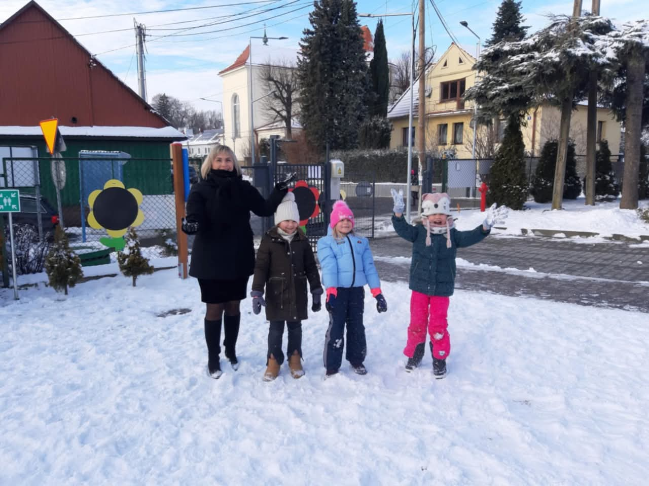 Dzieci bawią się na śniegu 