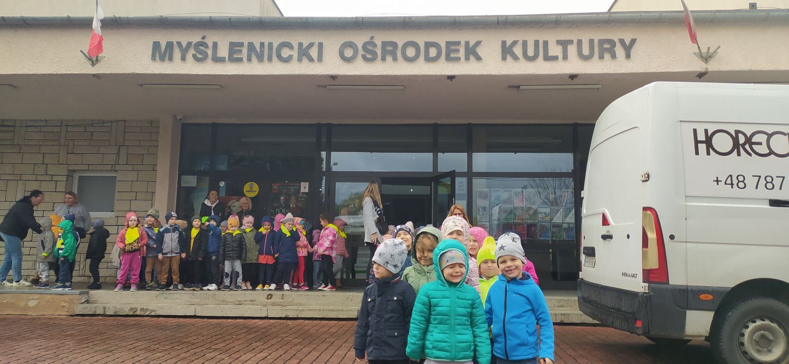 GRUPA PSZCZÓŁKI PRZED BUDYNKIEM MYŚLENICKIEGO OŚRODKA KULTURY