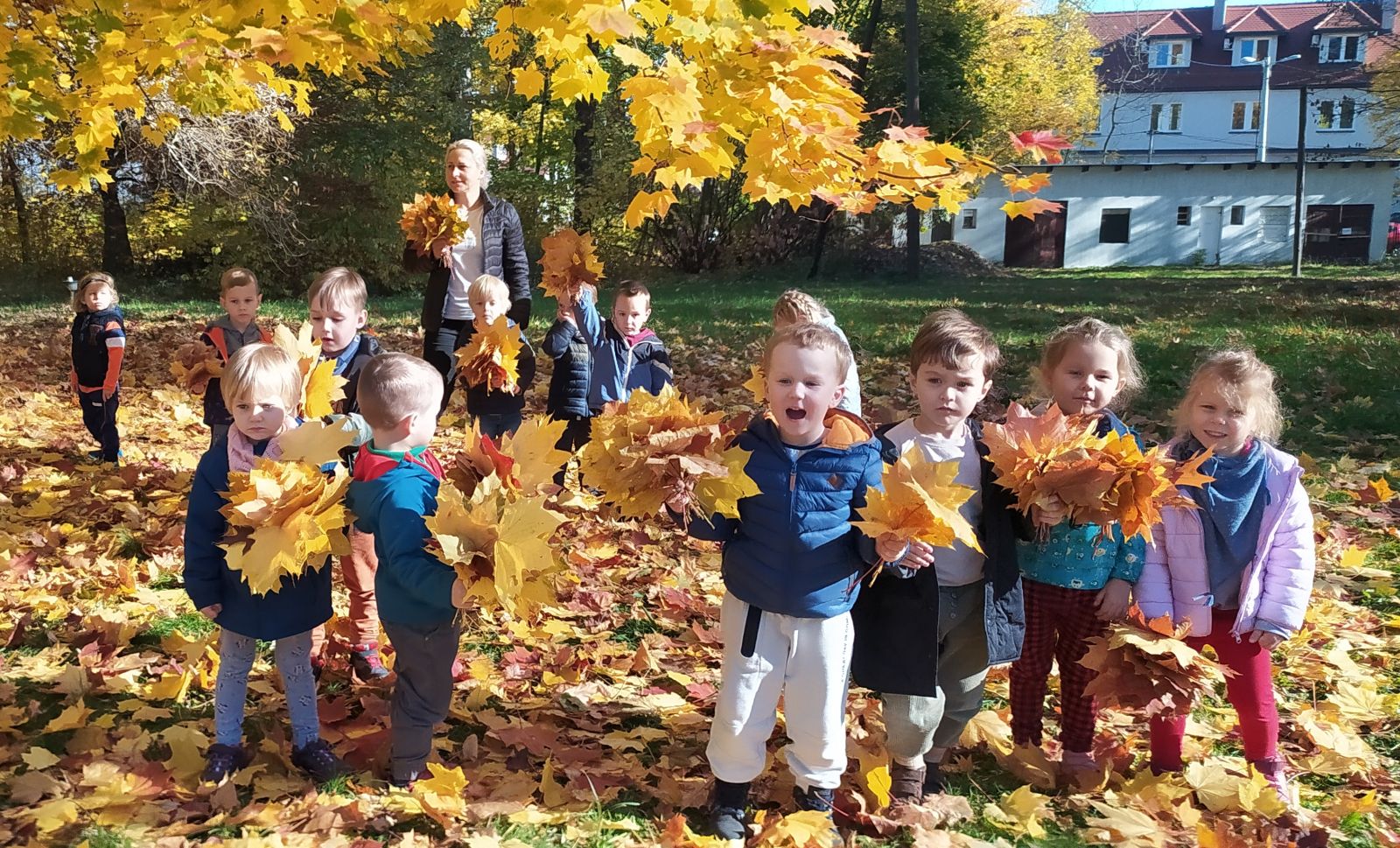 dzieci bawią się liśćmi