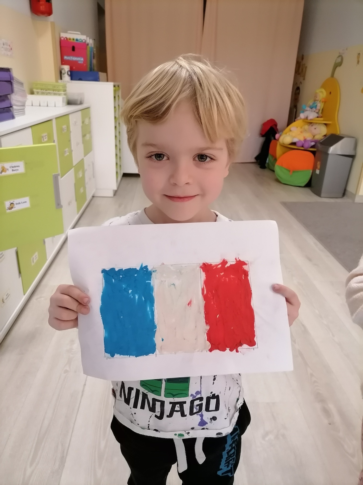 Leon prezntuje swoją pracę flaga Francji