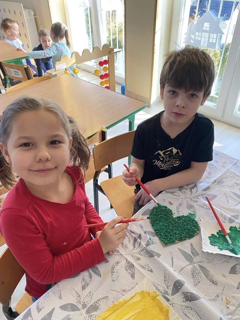 Marcelinka i Kaziu malują serce na zielono
