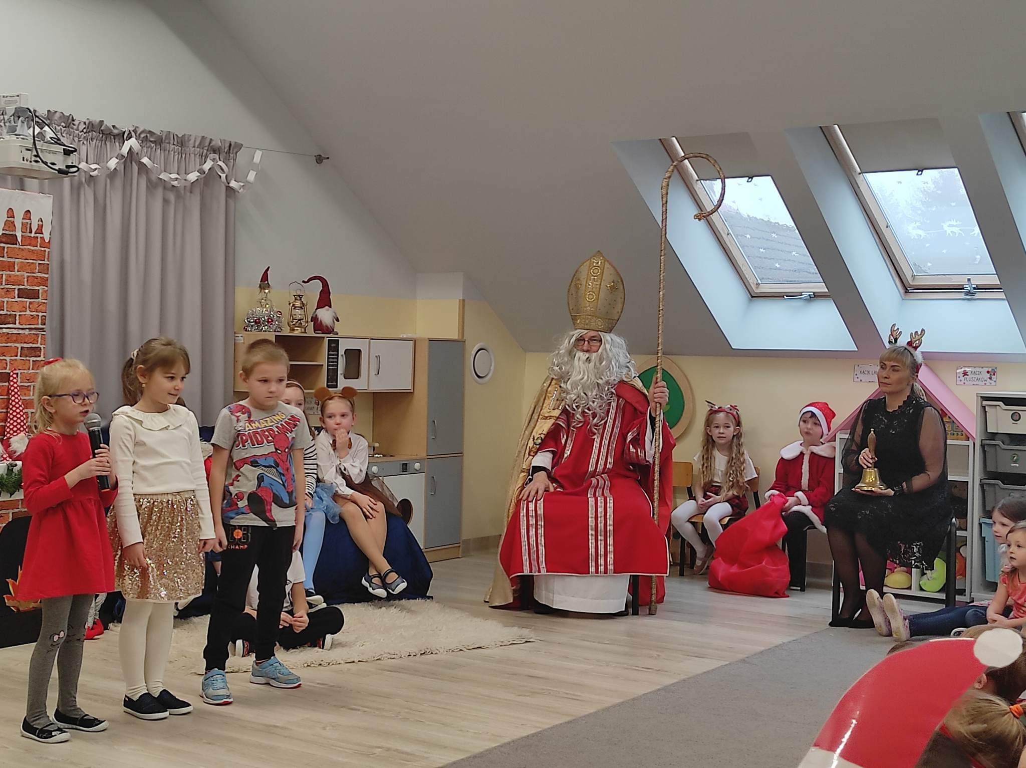 Mikołaj i dzieci na scenie z grupy Tygryski