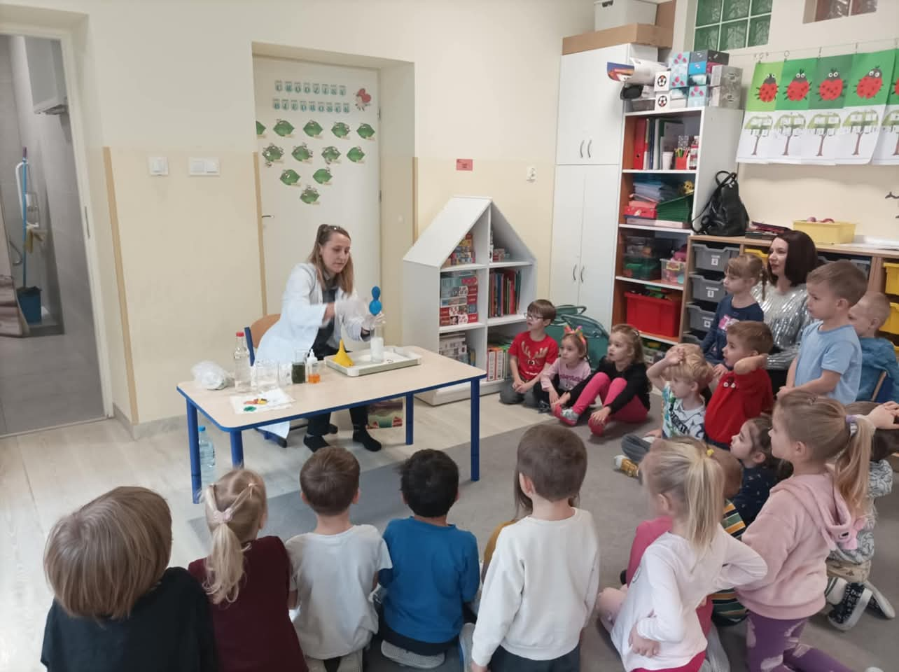 Pani Ania pokazuje doświadczenie