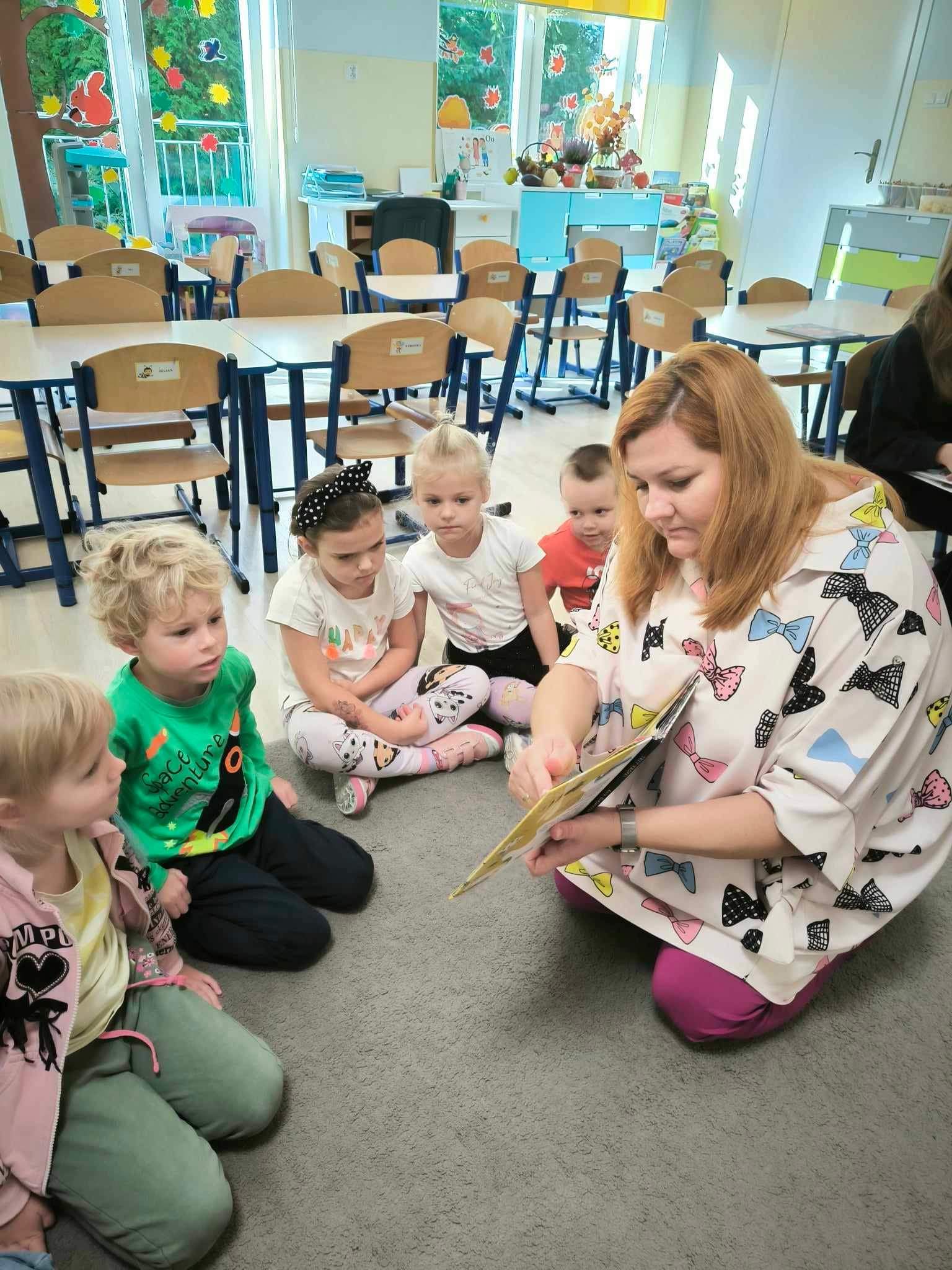 Pani Jadwiga pokazuje książeczkę