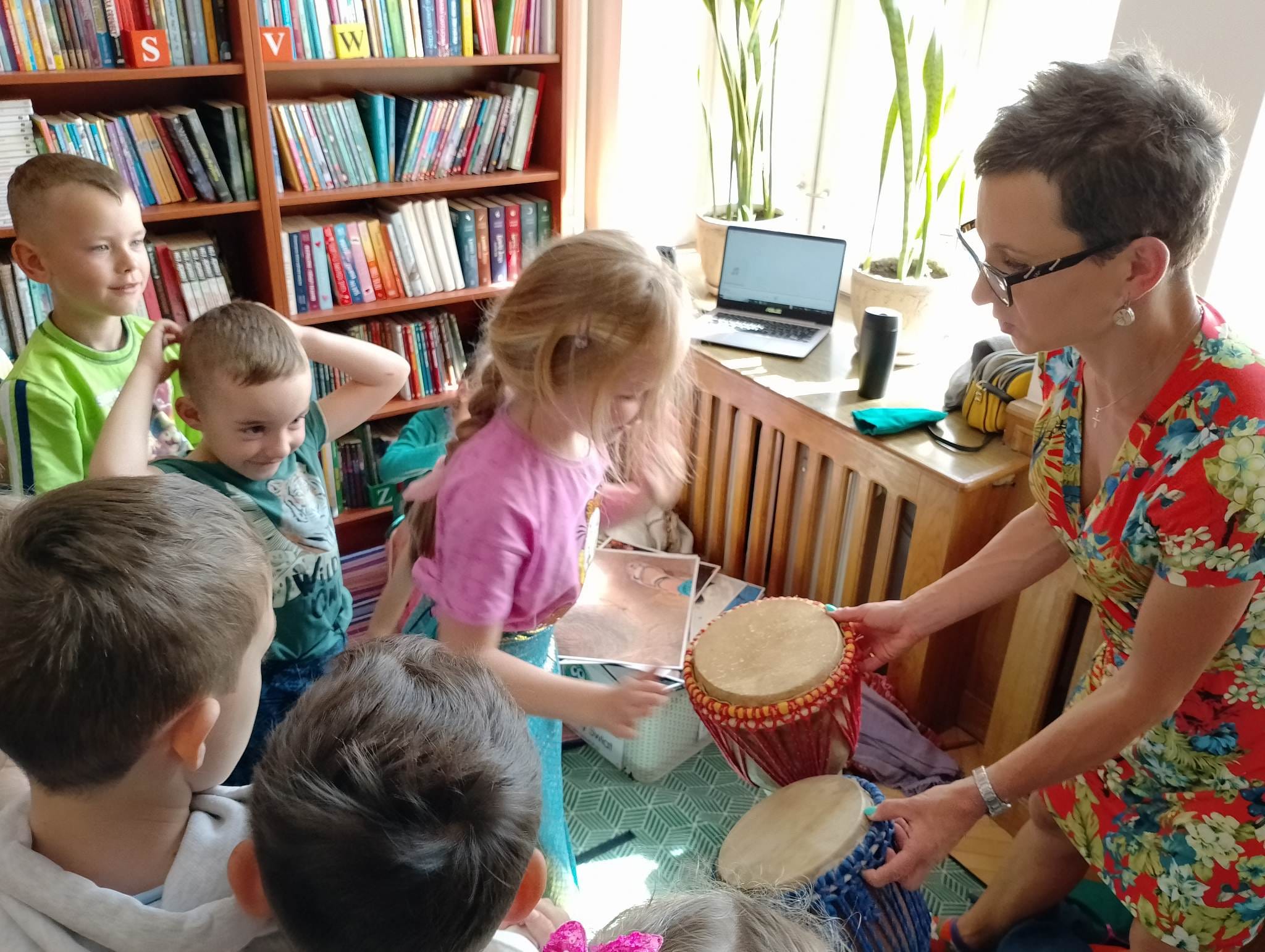 Pani podróżnik pokazuje bębny