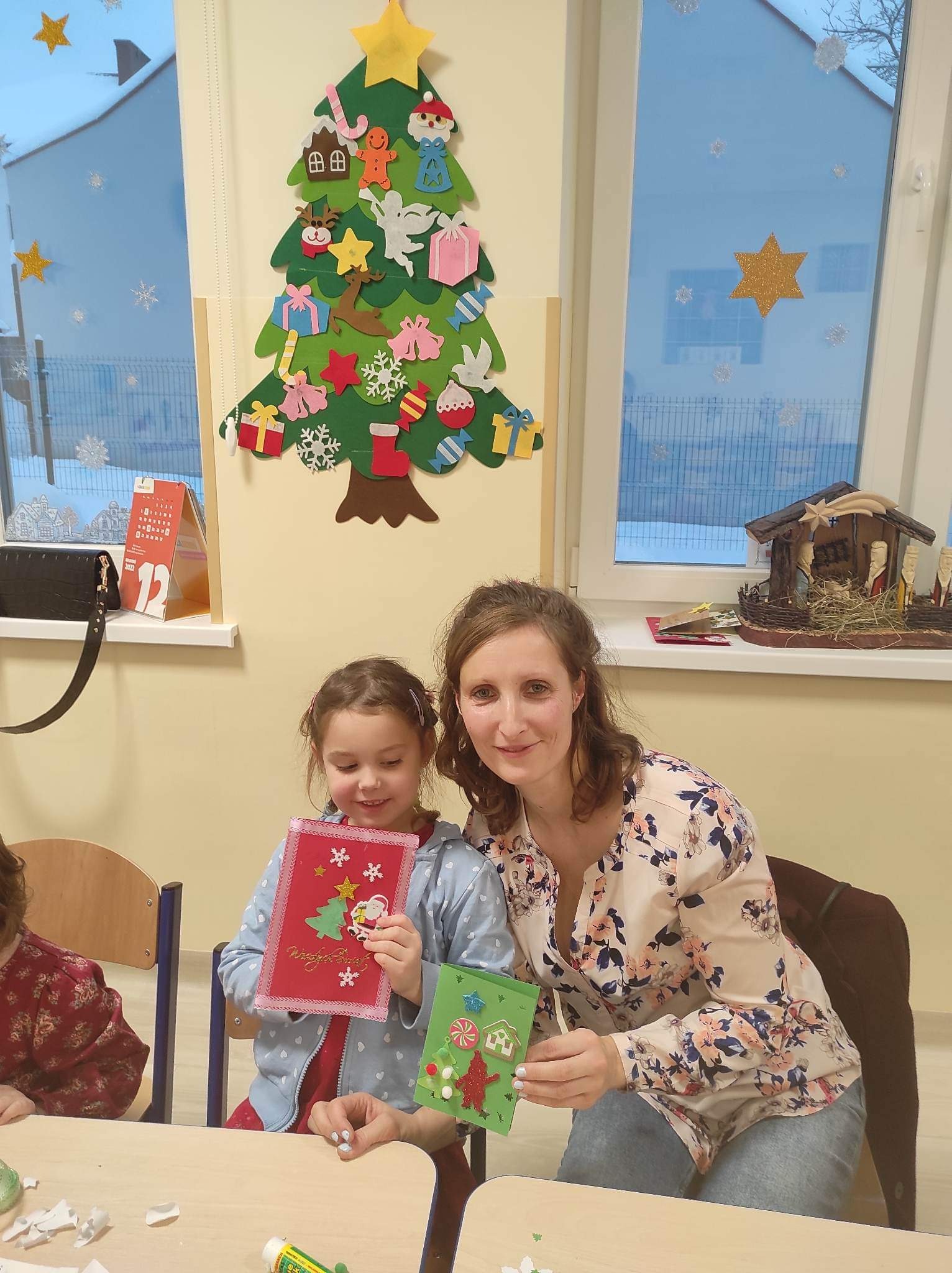 Weronika ze swoja mamą z kartką świąteczną
