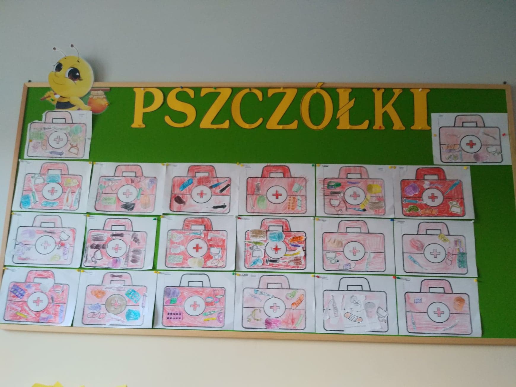 apteczki rysowane przez dzieci z grupy Pszczółki