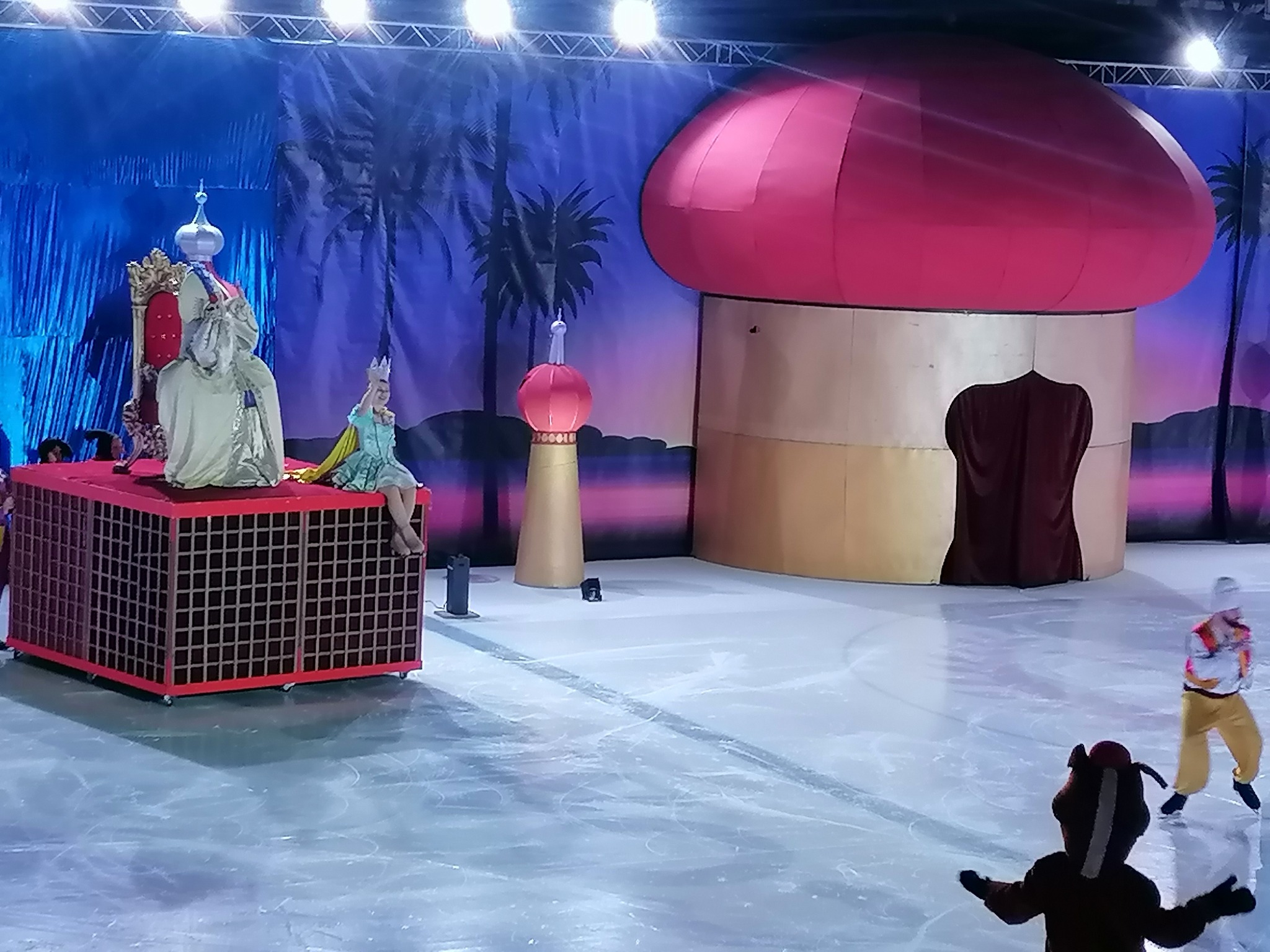 bajka na lodzie na scenie król i księżniczka