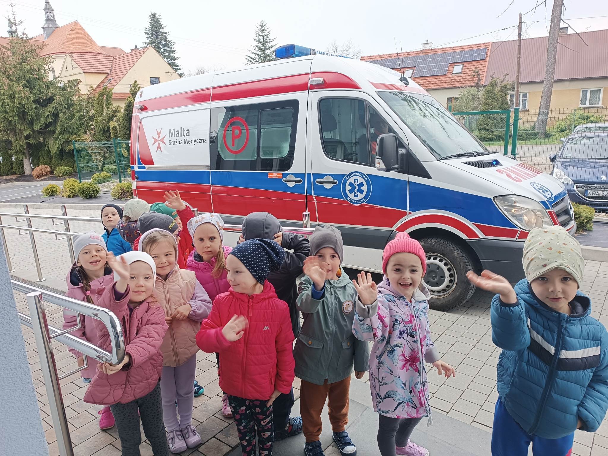 biedronki oglądają karetkę