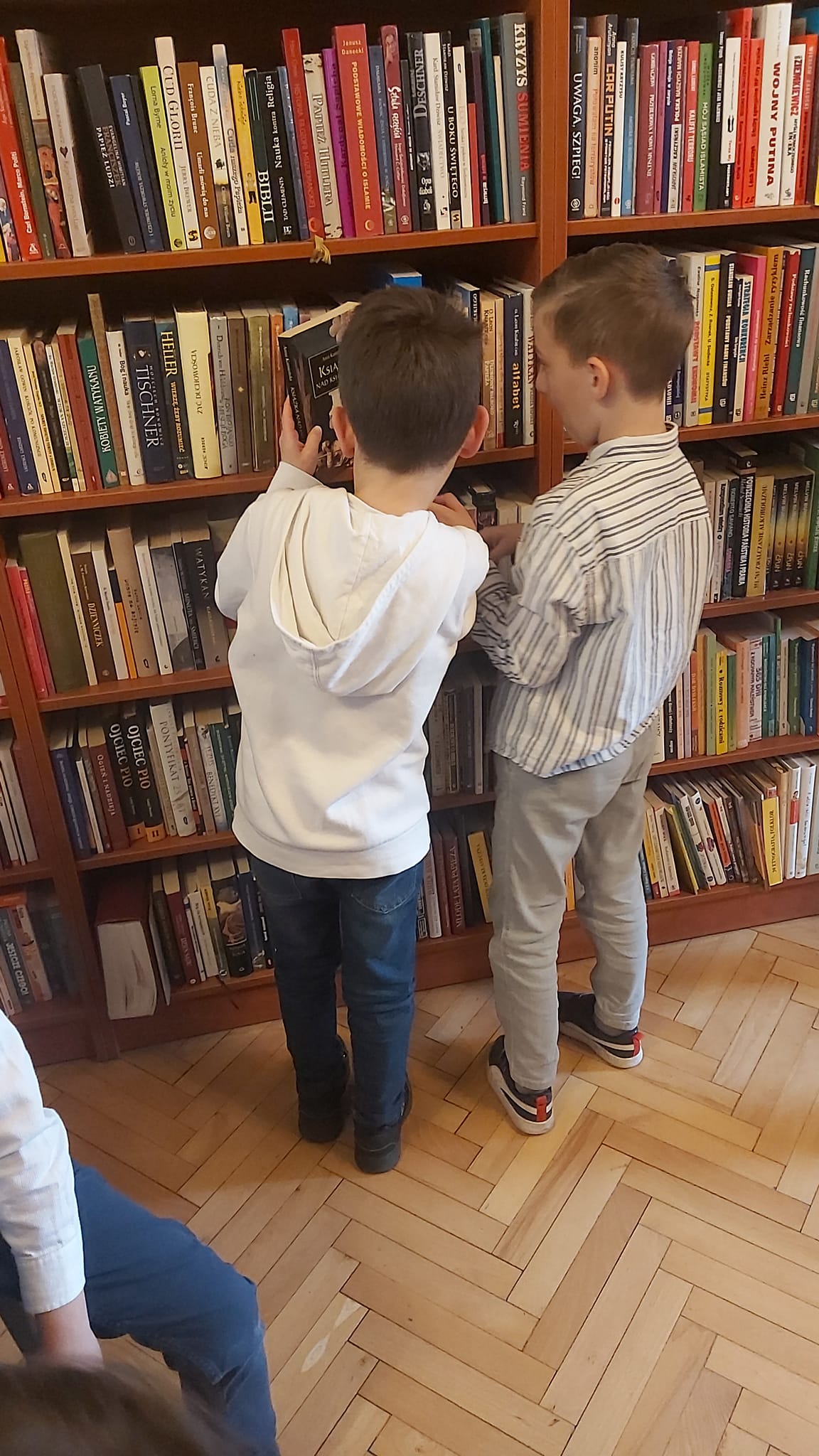chłopcy wybierają ksiązki