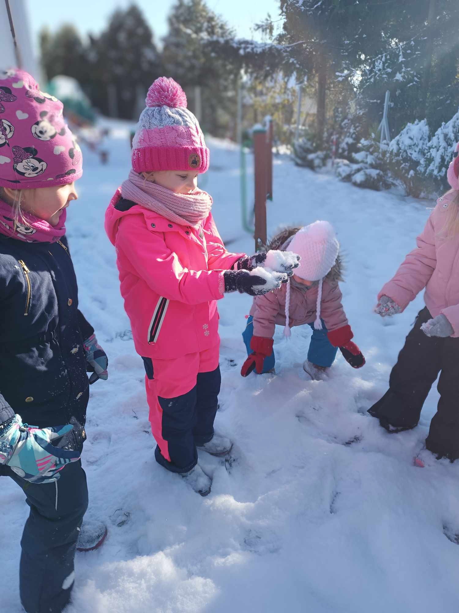 dzieci dotykają śniegu
