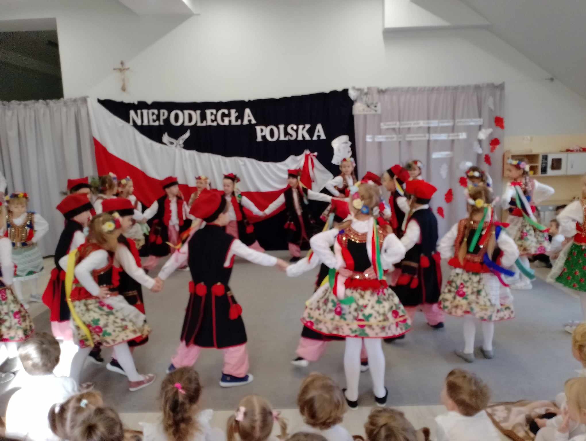 dzieci tańczą Krakowiaka