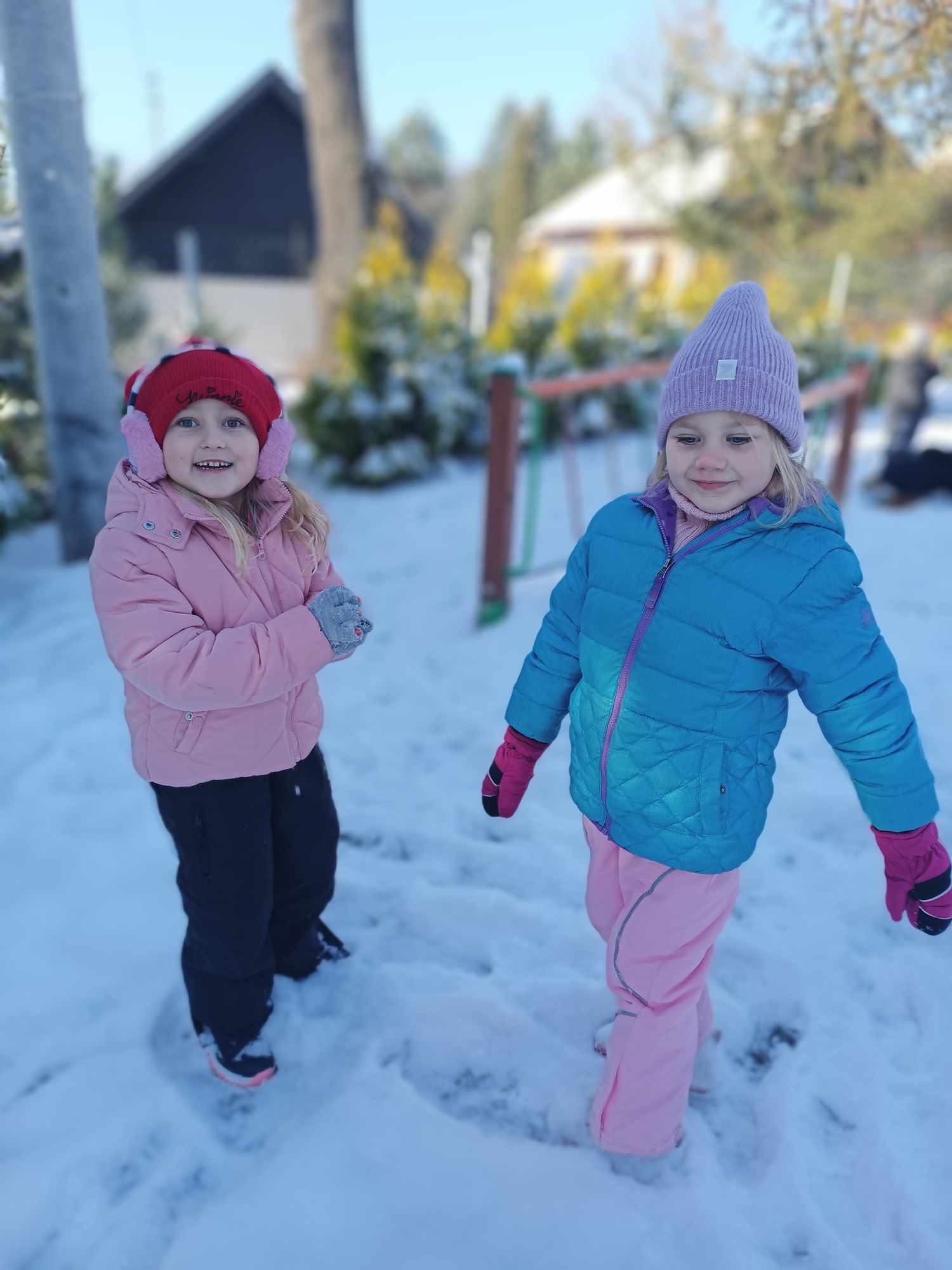 dziewczynki baią się na śniegu