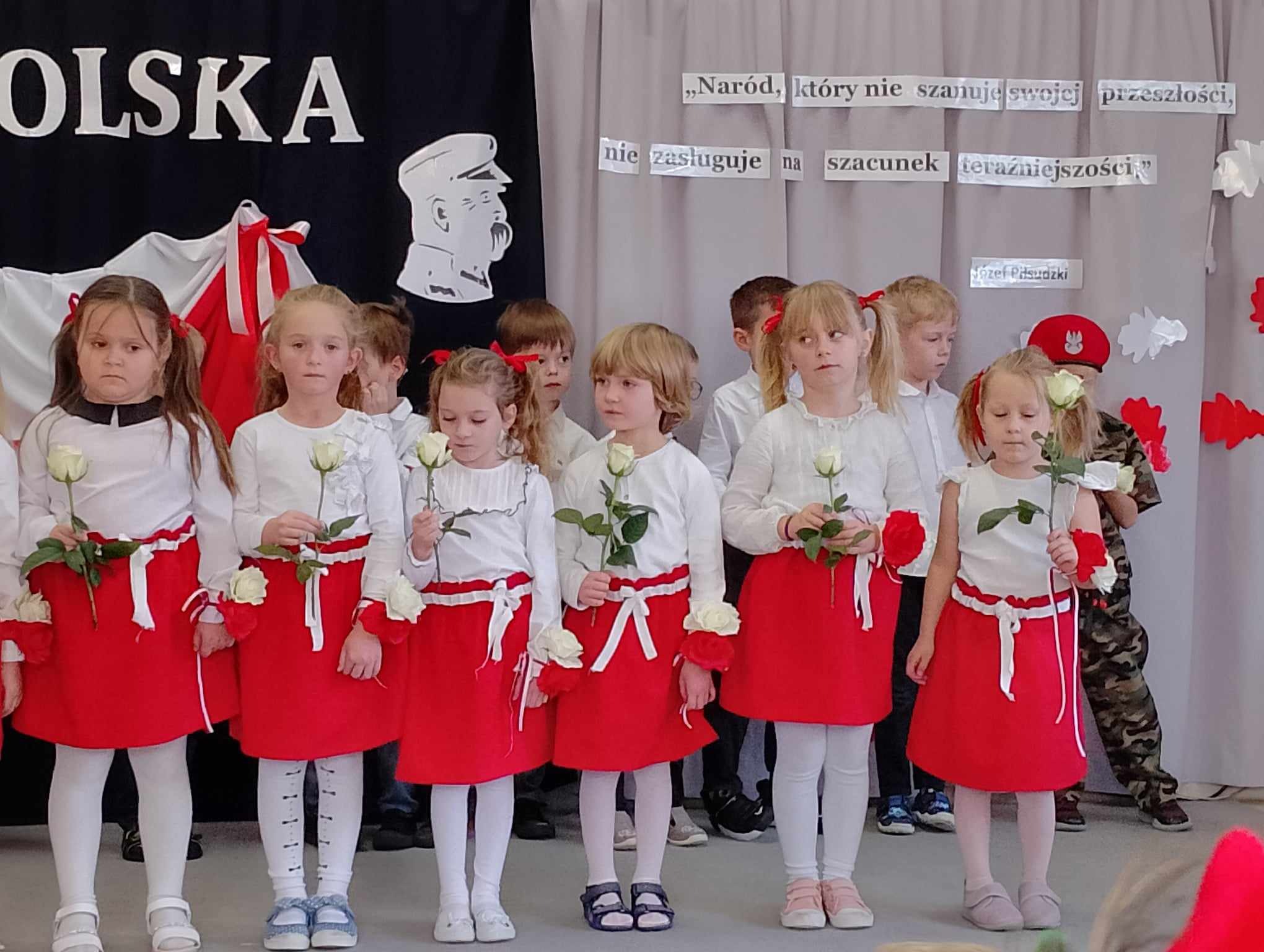dziewczynki z Lisków z różami