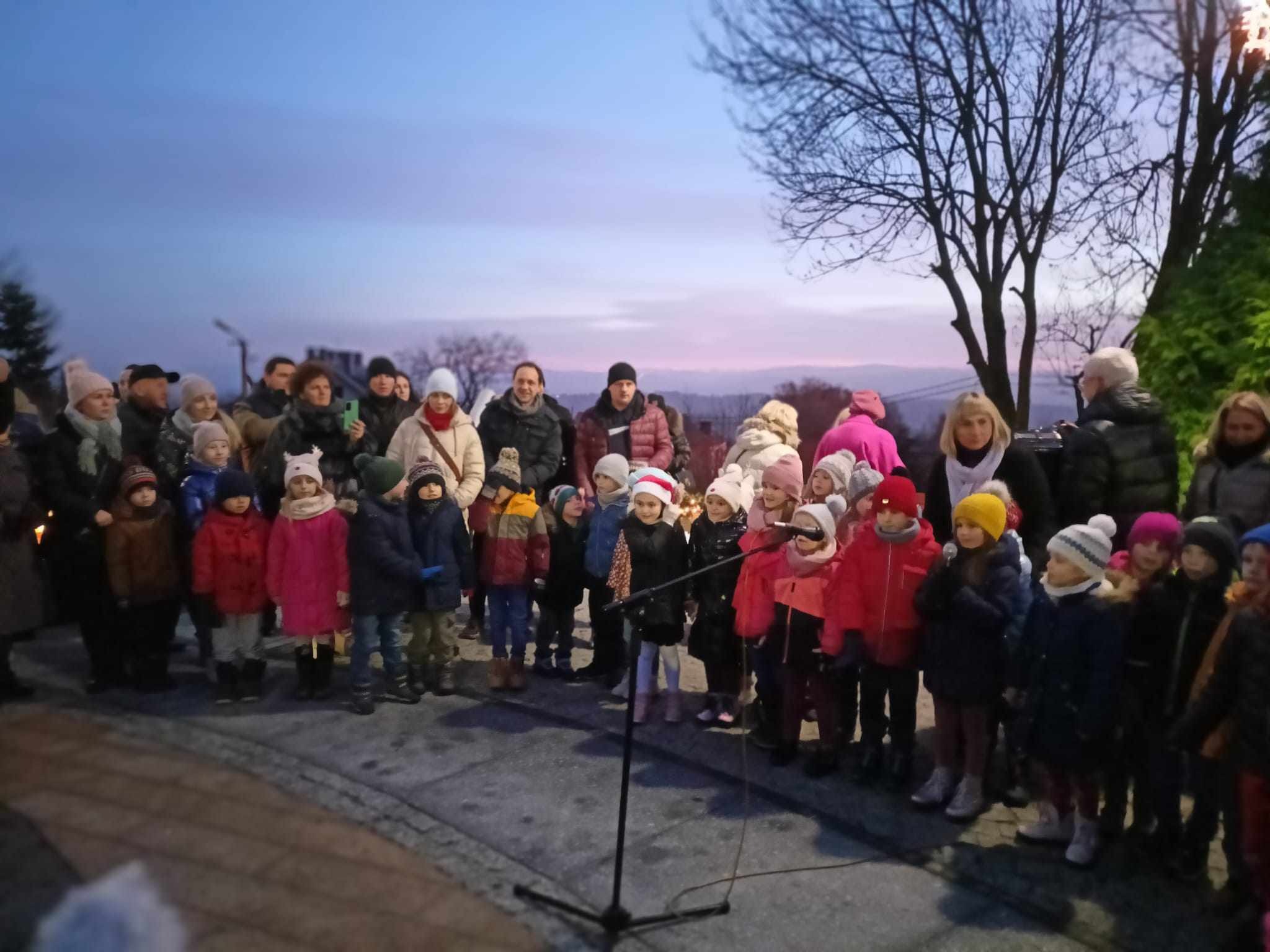 dzieci i panie kolędują