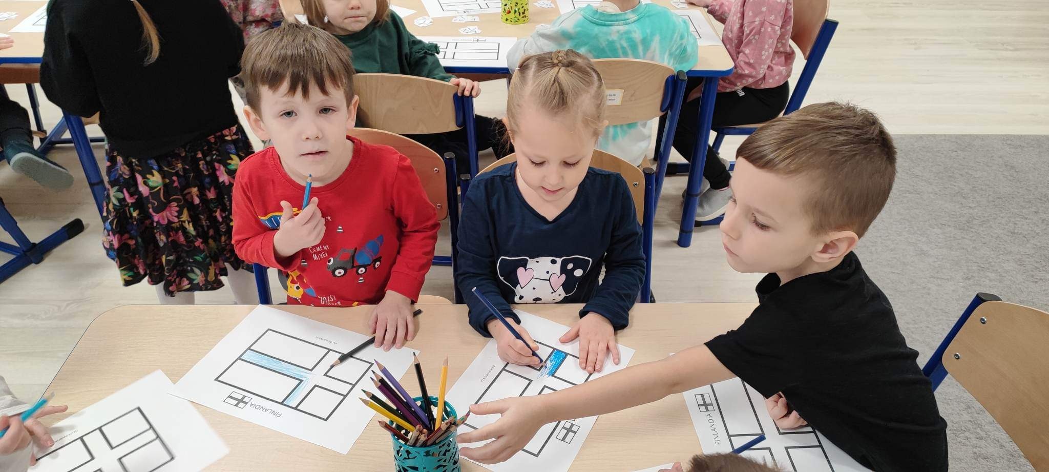 dzieci kolorują flagę Finlandii