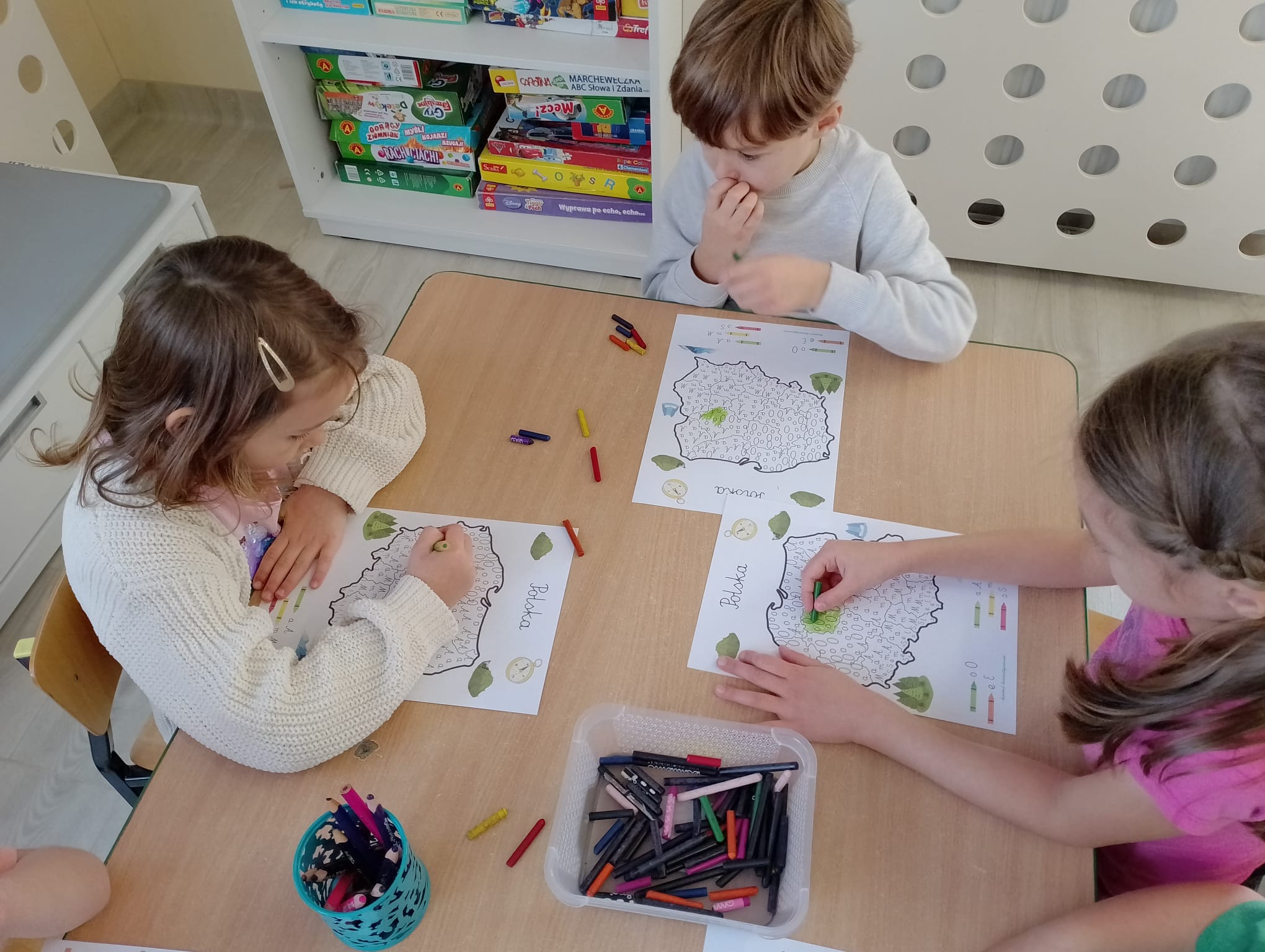 dzieci kolorują mapy według kodu
