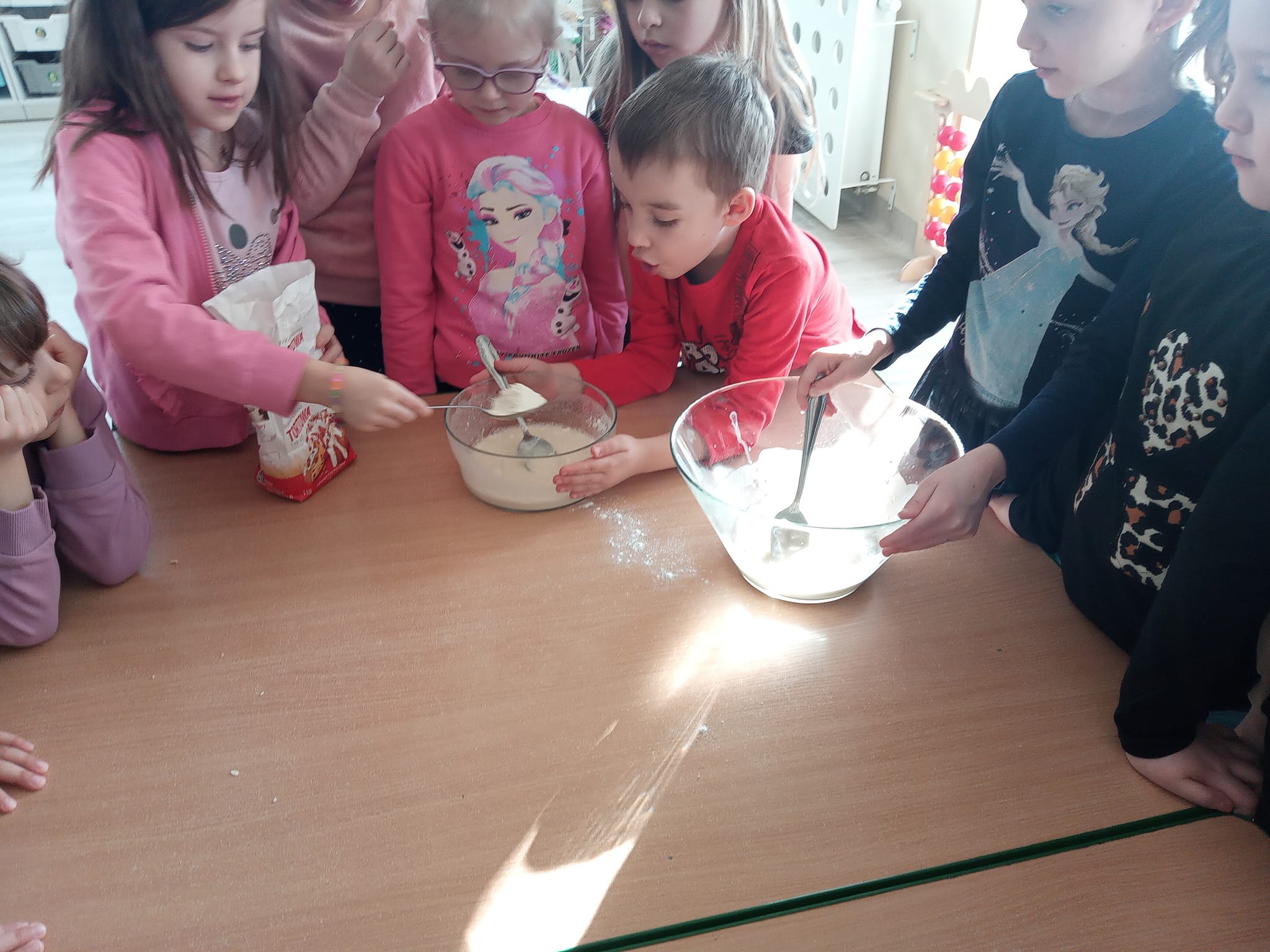 dzieci mieszają mąkę z wodą