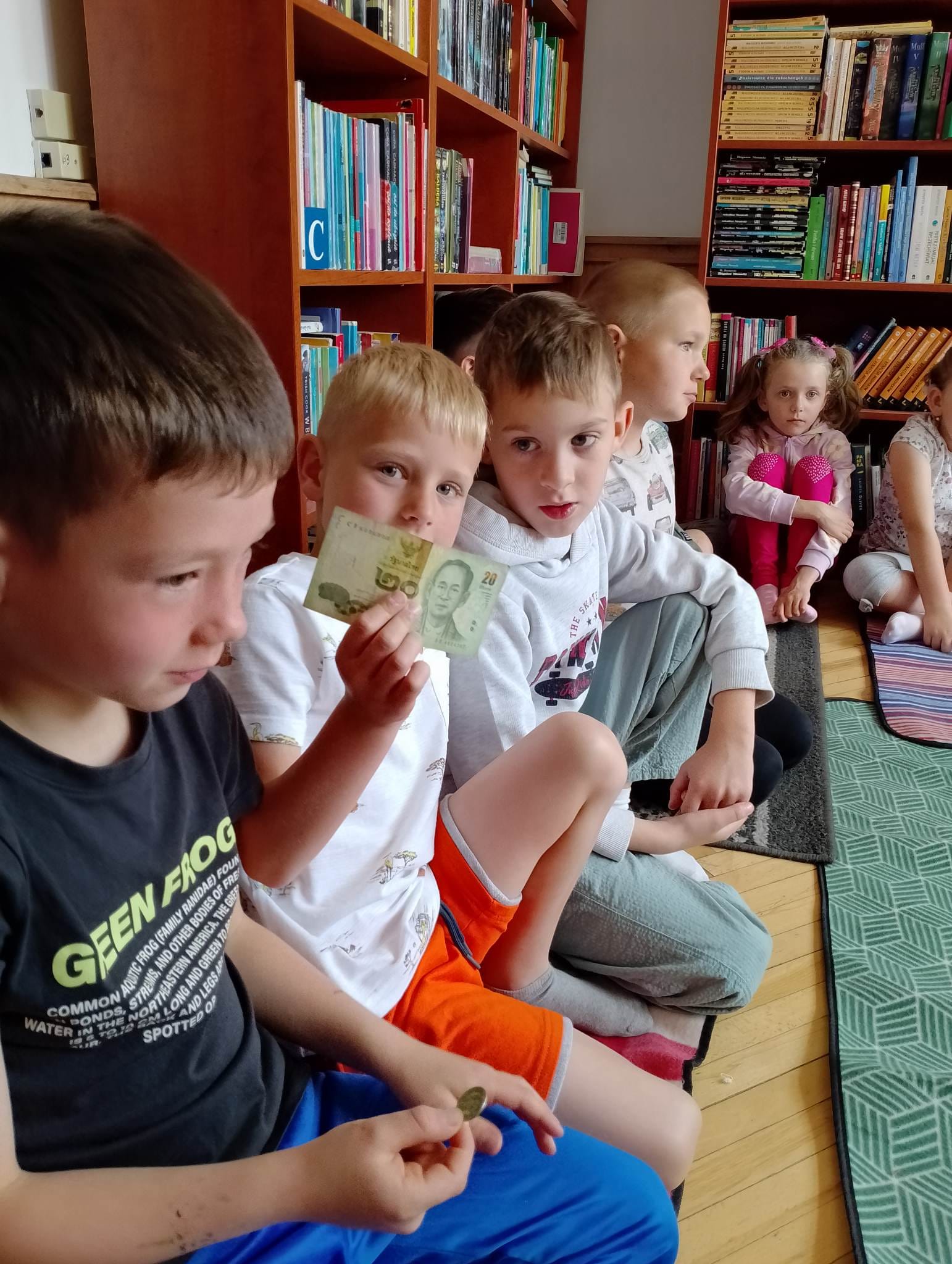 dzieci oglądają banknot