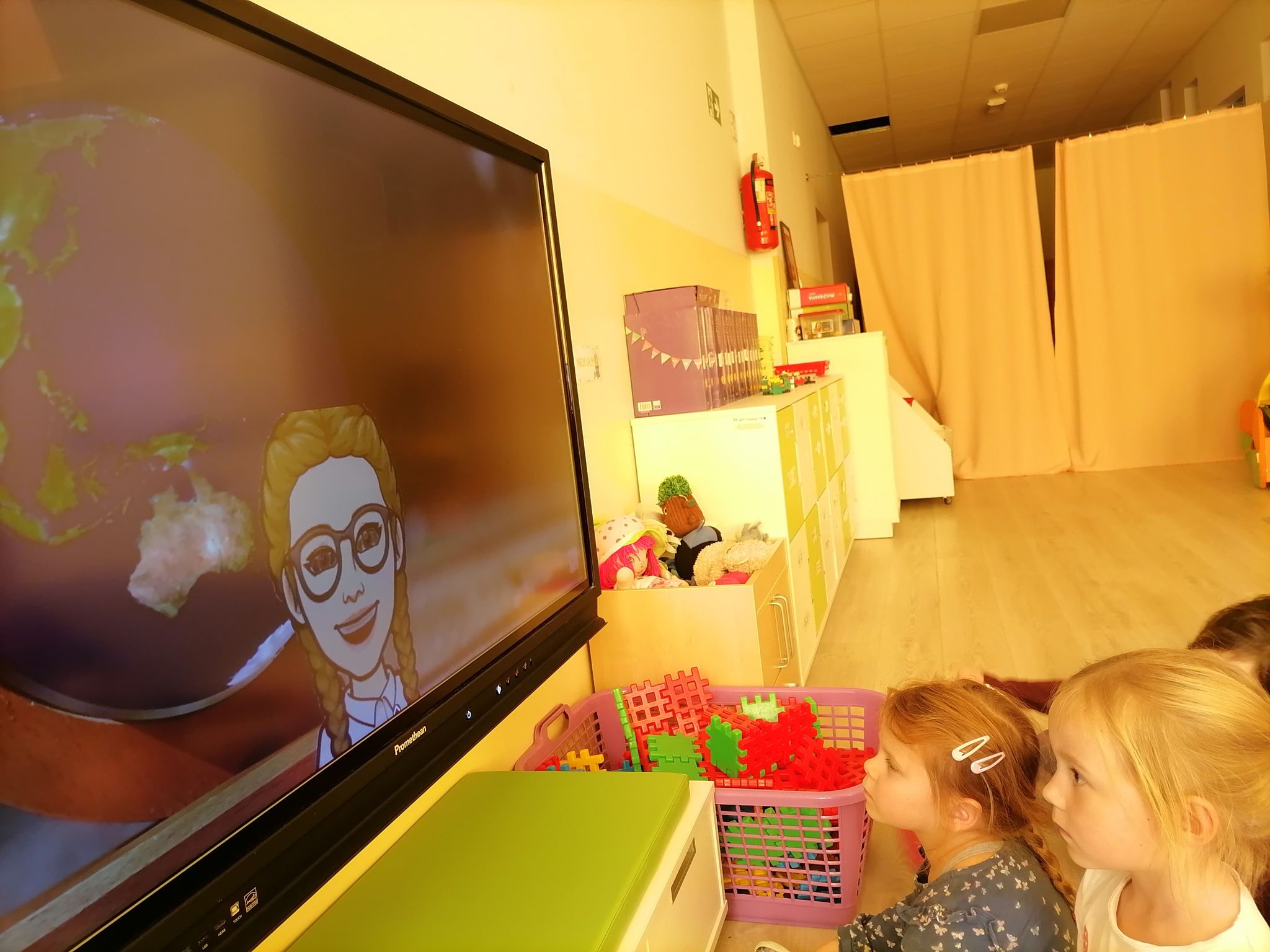 dzieci oglądają film edukacyjny o Hiszpanii