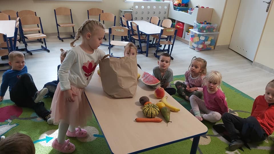 dzieci oglądają owoce w Biedronkach
