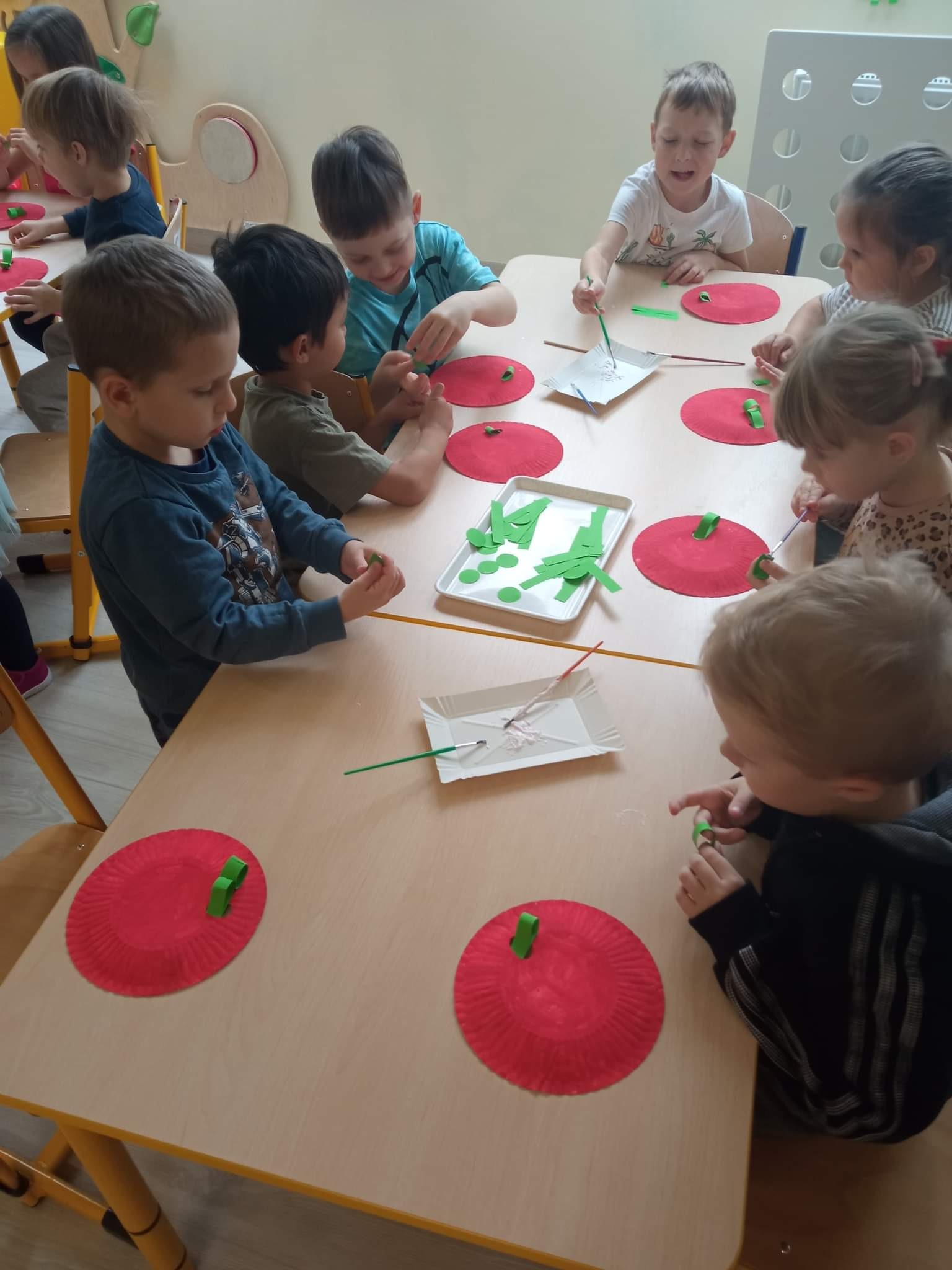 dzieci robią pomidorki z talerzyków