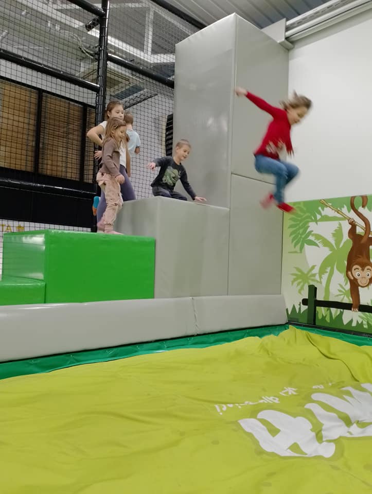 dzieci skaczą na materace
