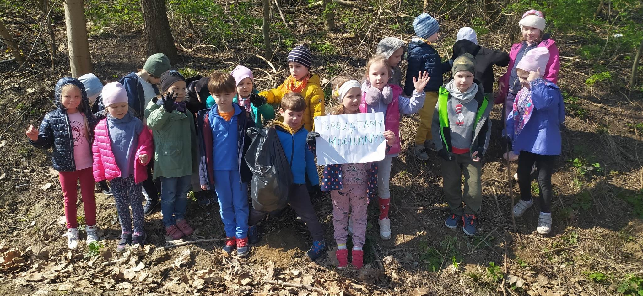 dzieci sprzątają teren zielony