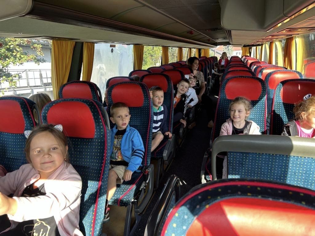 dzieci w autobusie