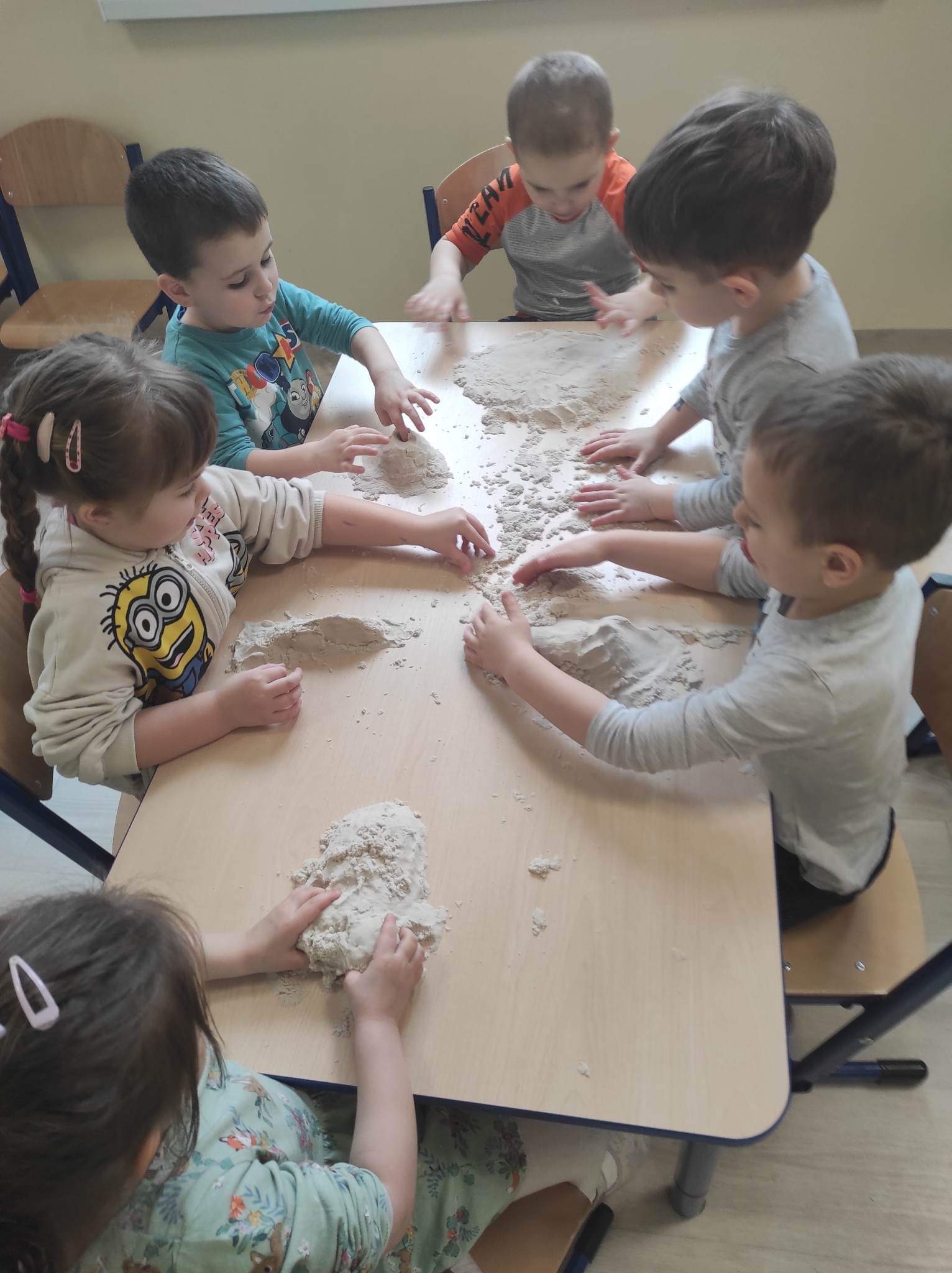 dzieci w biedronkach bawią się masą solną