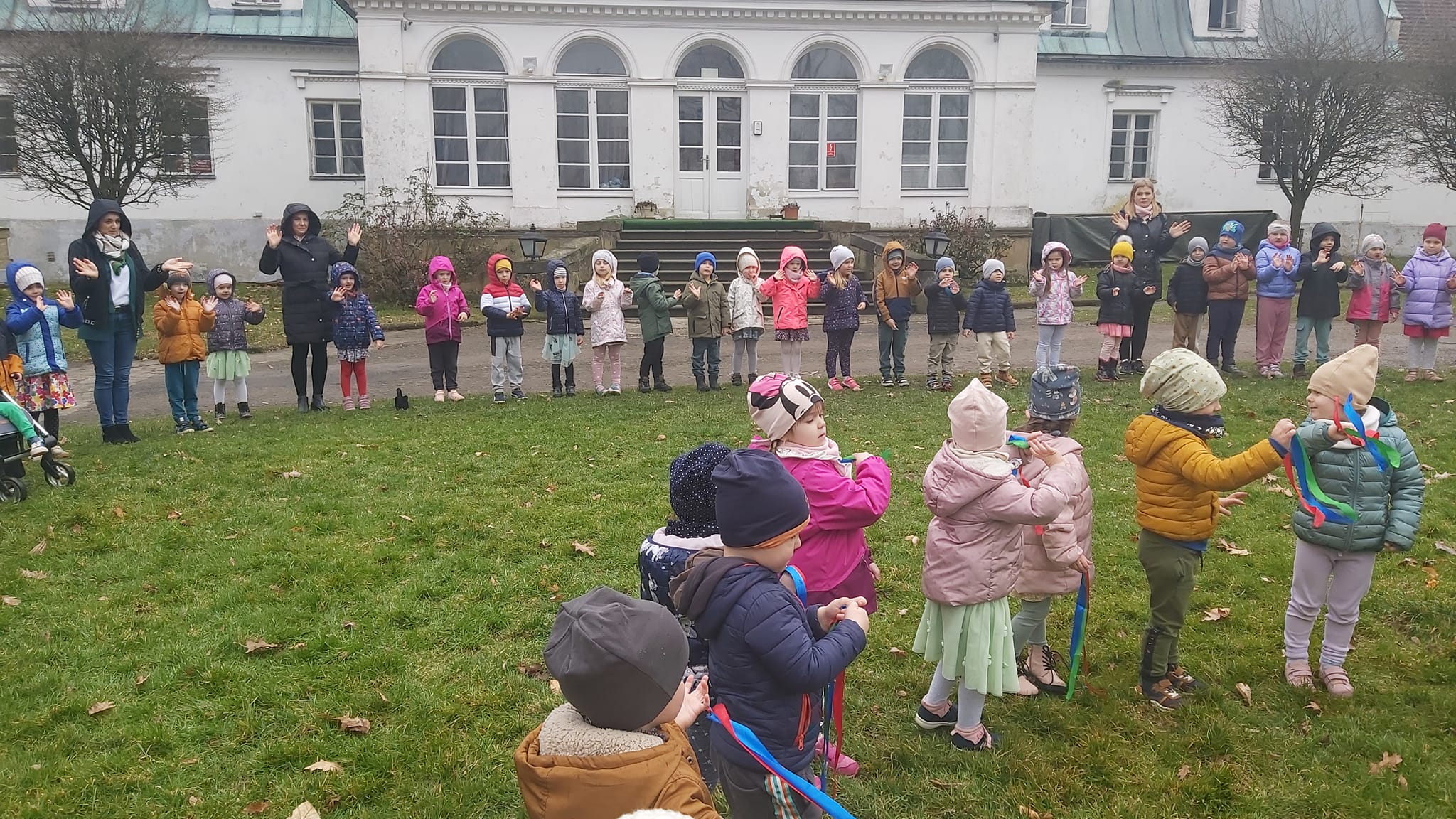 dzieci w parku śpiewają piosenki o wiośnie