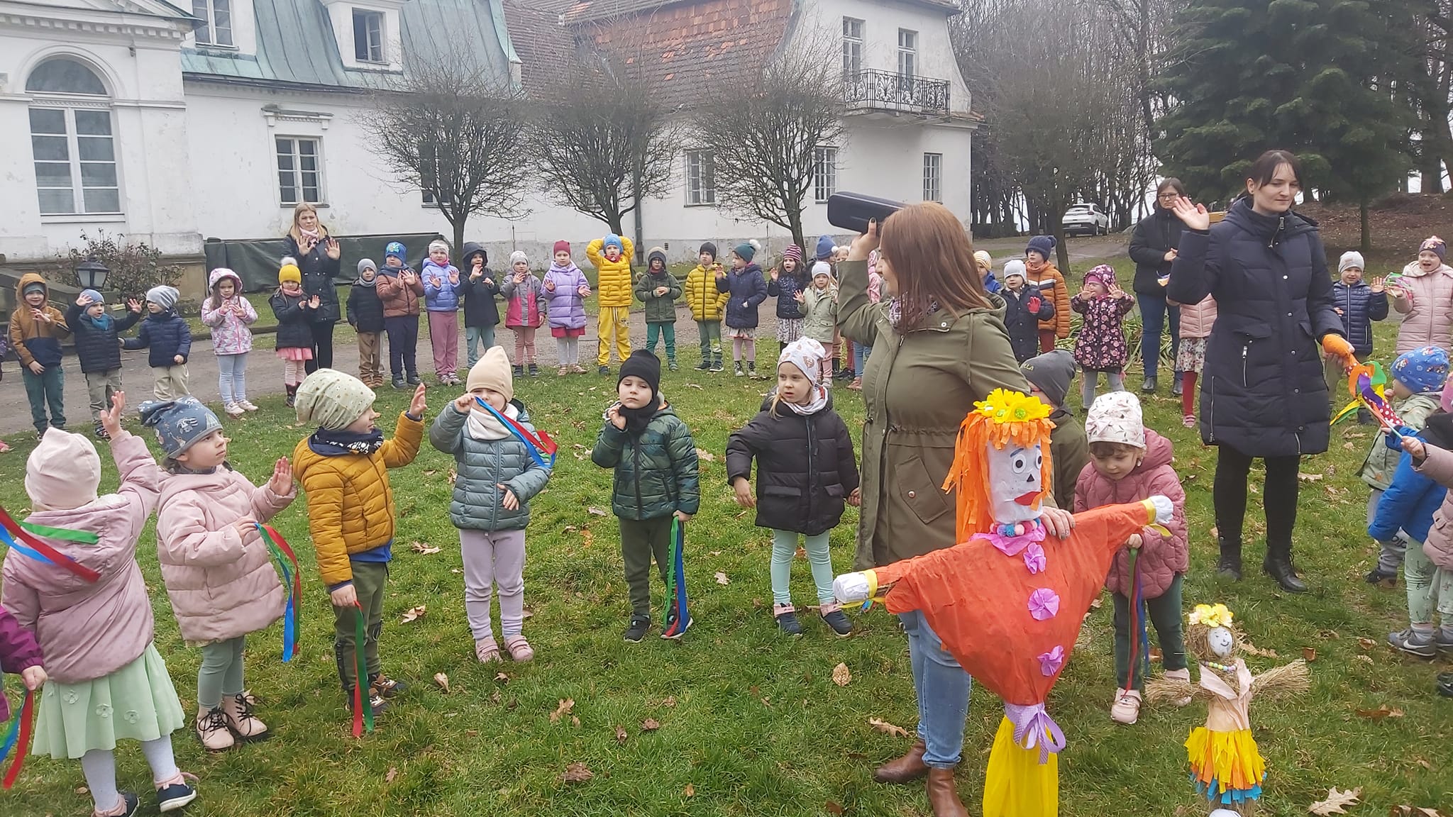 dzieci wspólnie śpiewają w parku