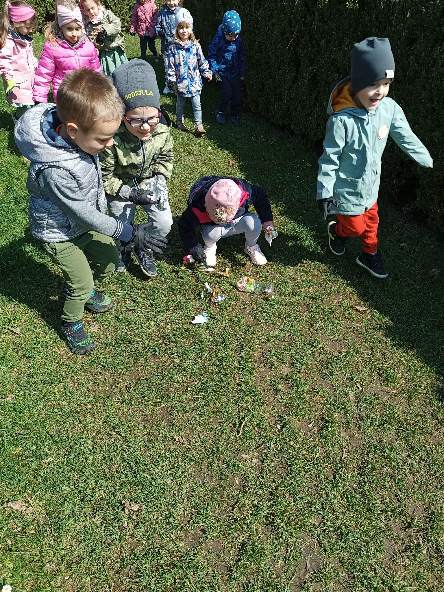 dzieci z Biedronek sprzątają śmieci