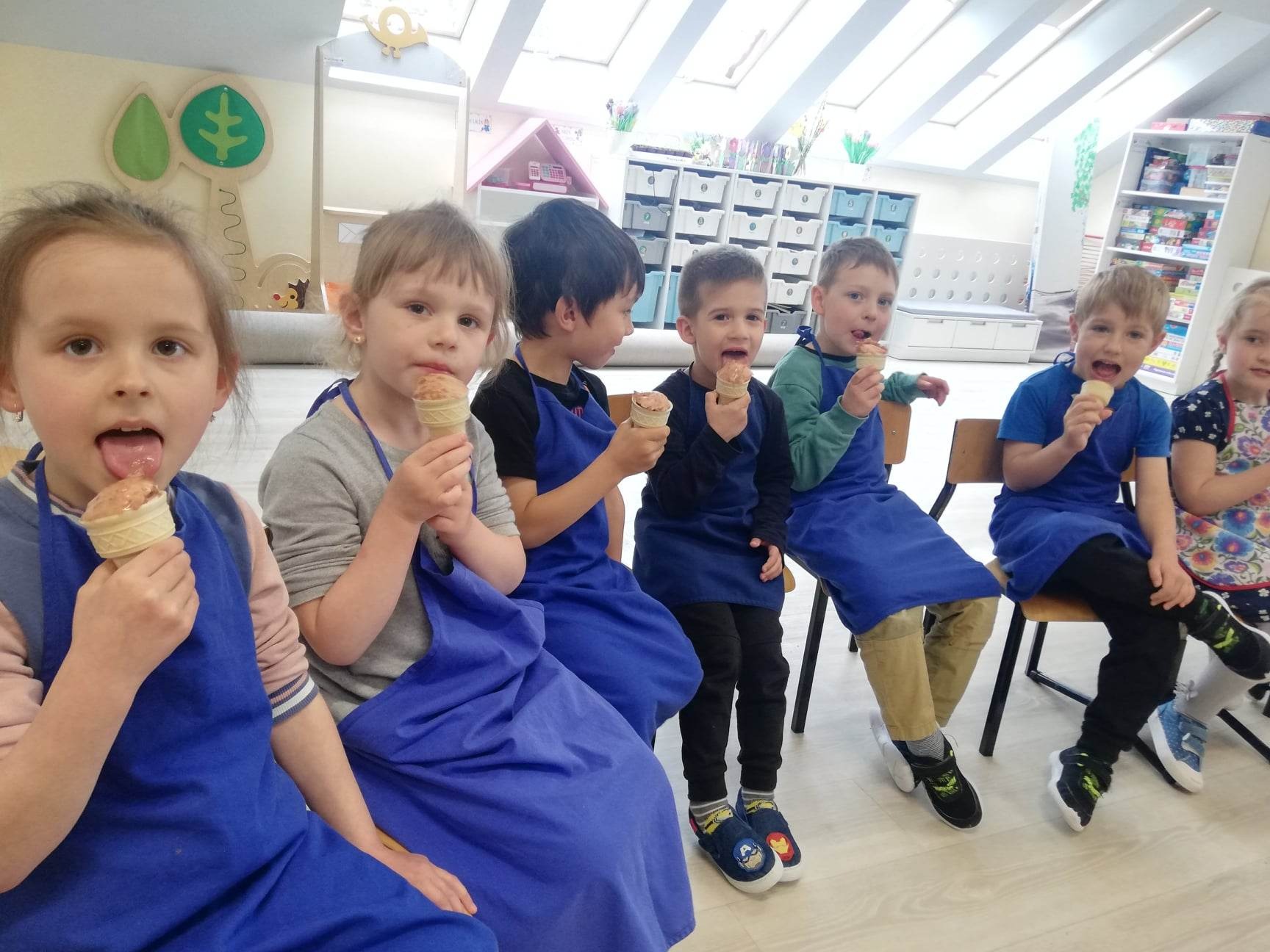 dzieci z Jeżyków jedzą lody