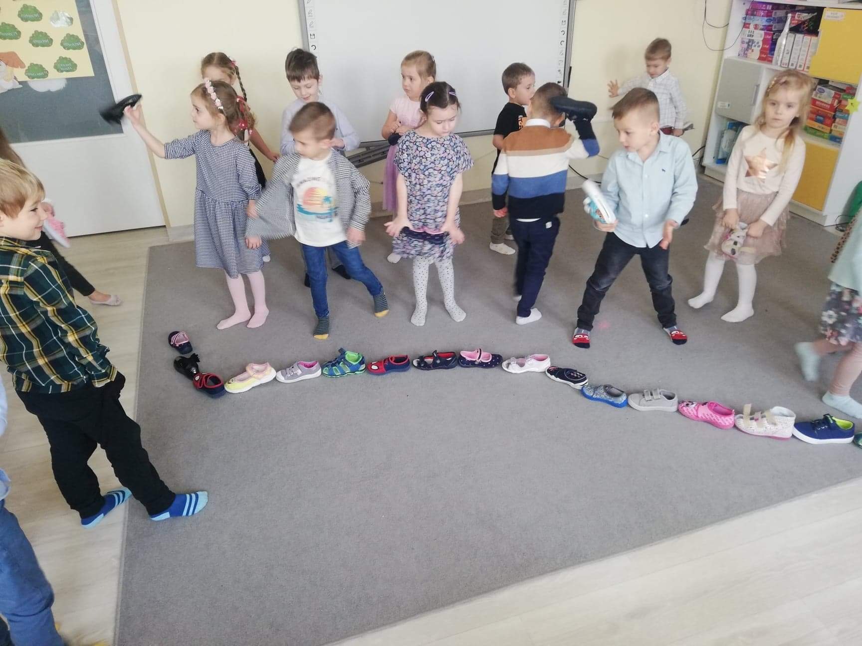 dzieci z Jeżyków układają buty