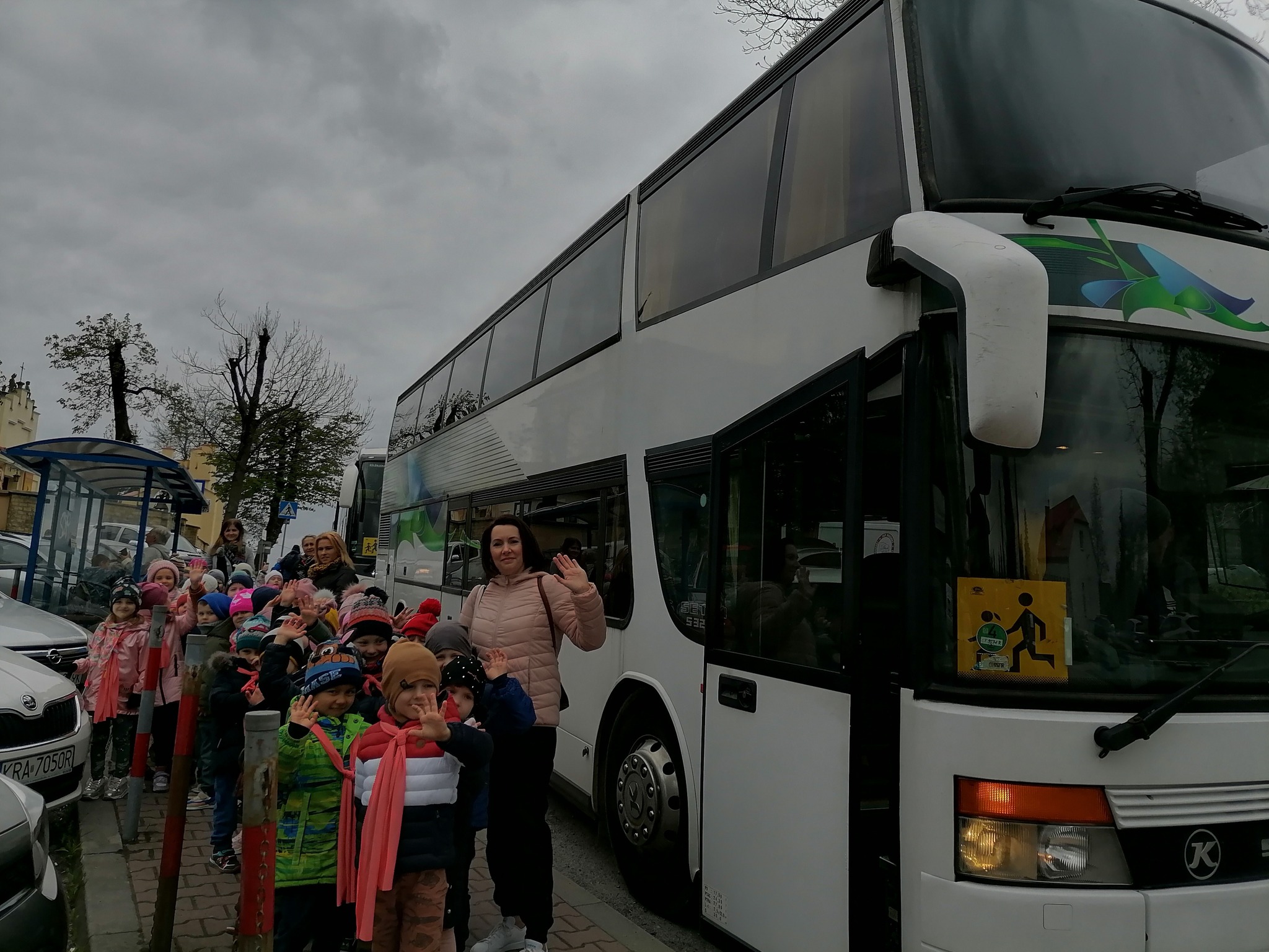 dzieci z grupy Jeżyki i Pszczółki przy autobusie piętrowym