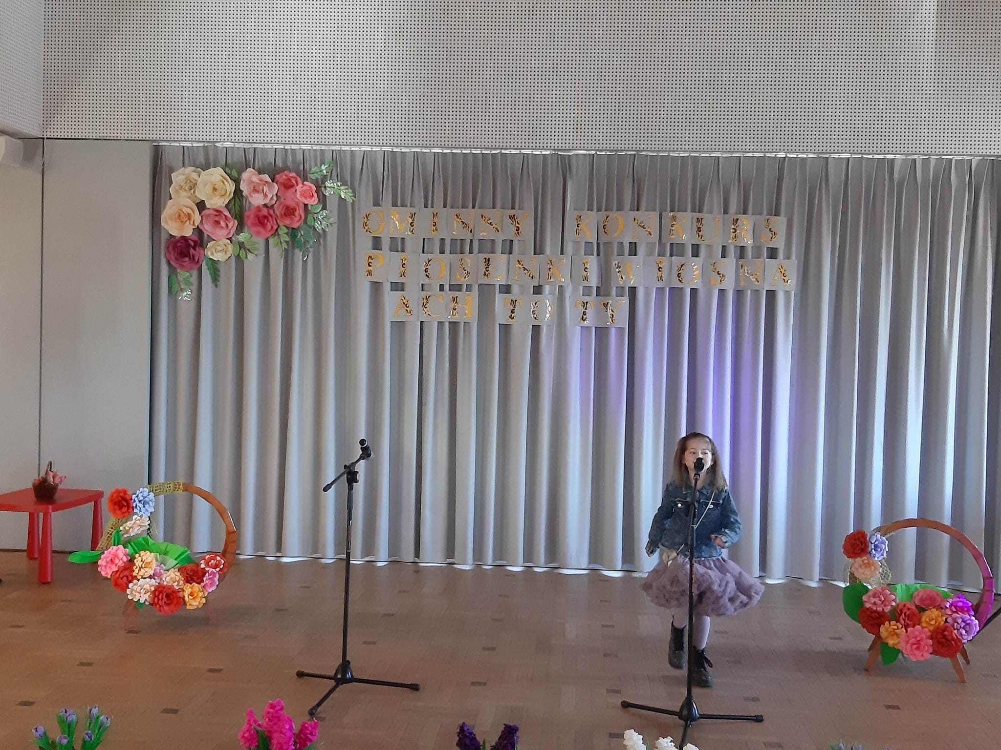 dziewczynka śpiewa piosenkę o wiośnie