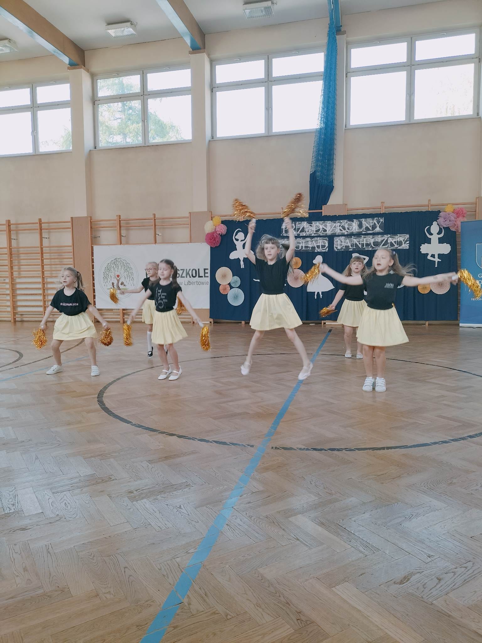 dziewczynki tańczą z Tygrysków z pomponami