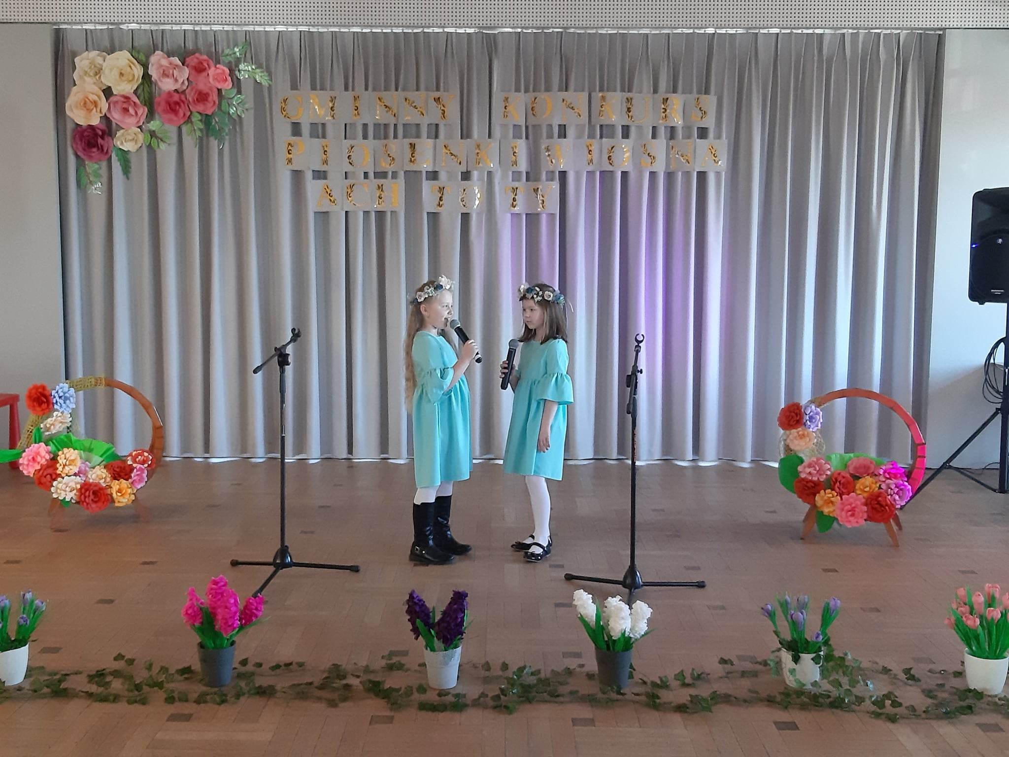 dziewczynki z Lisków śpiewaja na scenie