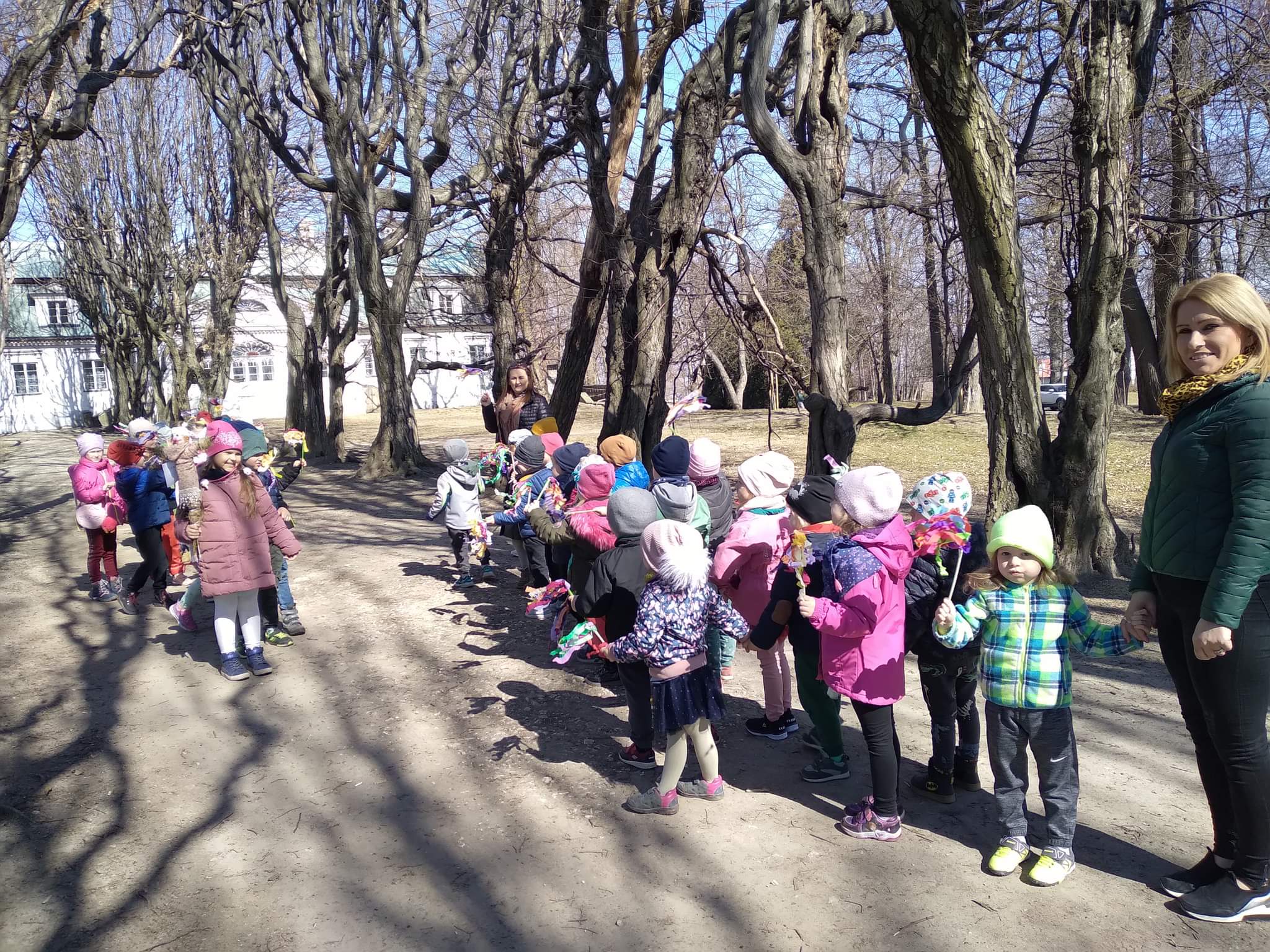 grupa Żabki wita wiosnę w parku