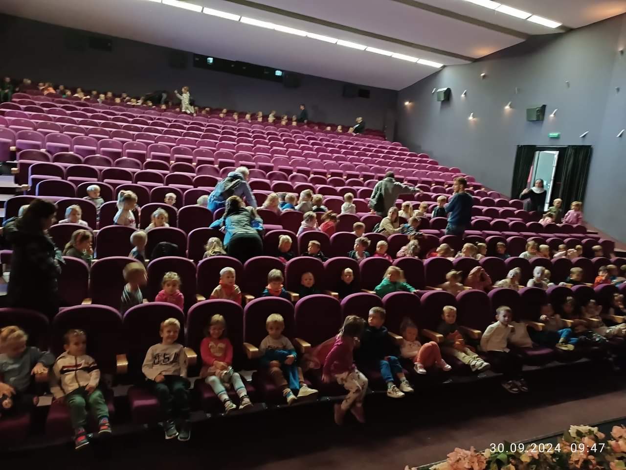 grupa żabki pszczółki i biedronki w teatrze