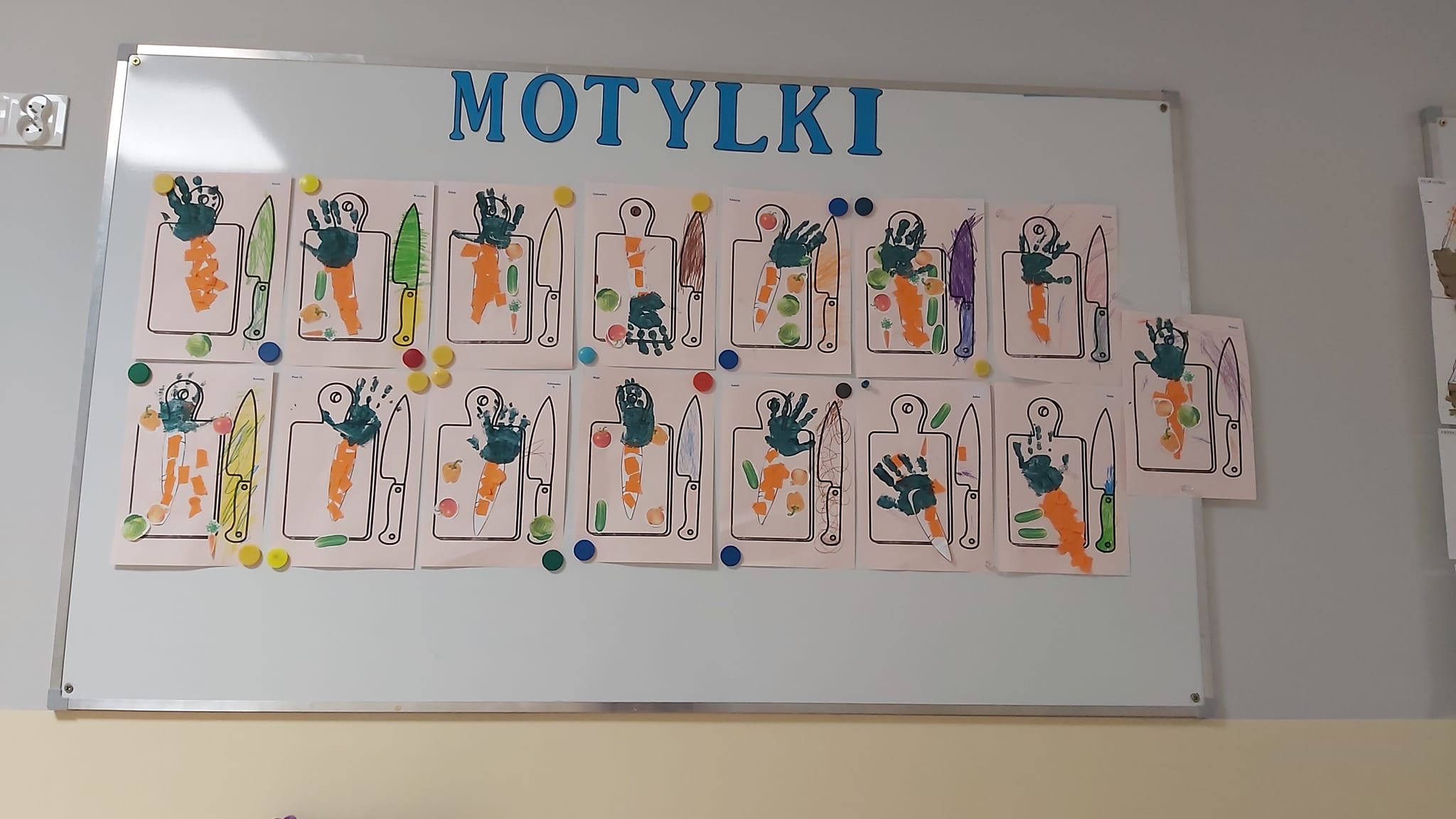 PRACA PLASTYCZNA GRUPA MOTYLKI DESKA DO KROJENIA